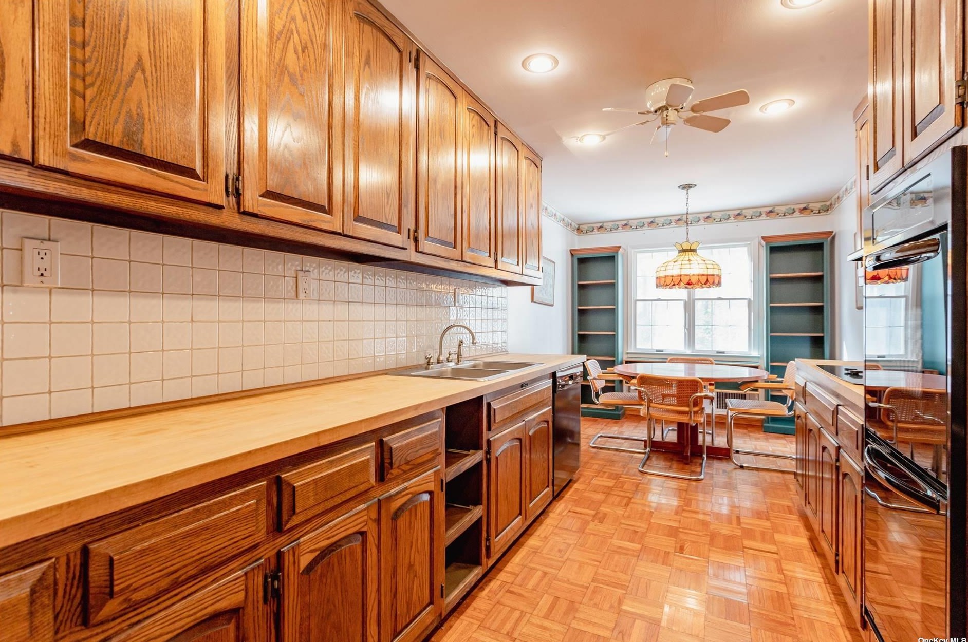 5 Fleetwood Dr, Hunt NY 11743-1332 exterior