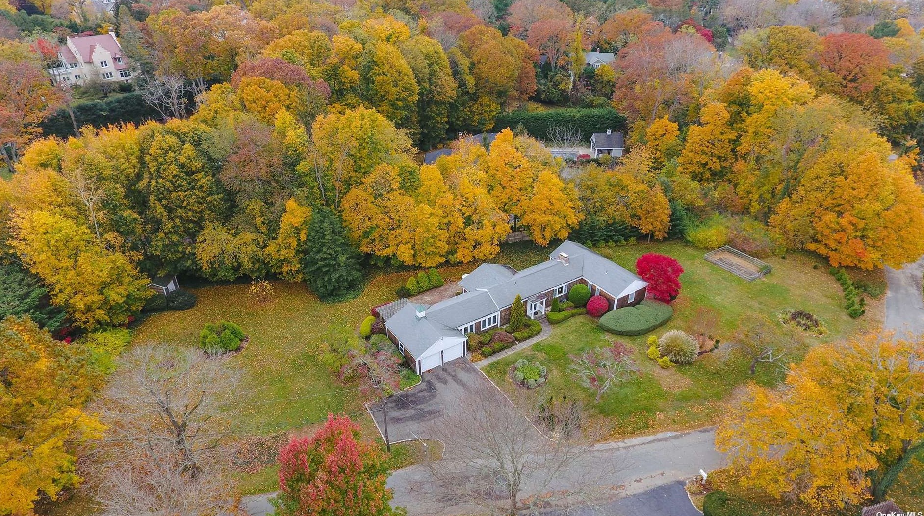 5 Fleetwood Dr, Hunt NY 11743-1332 exterior