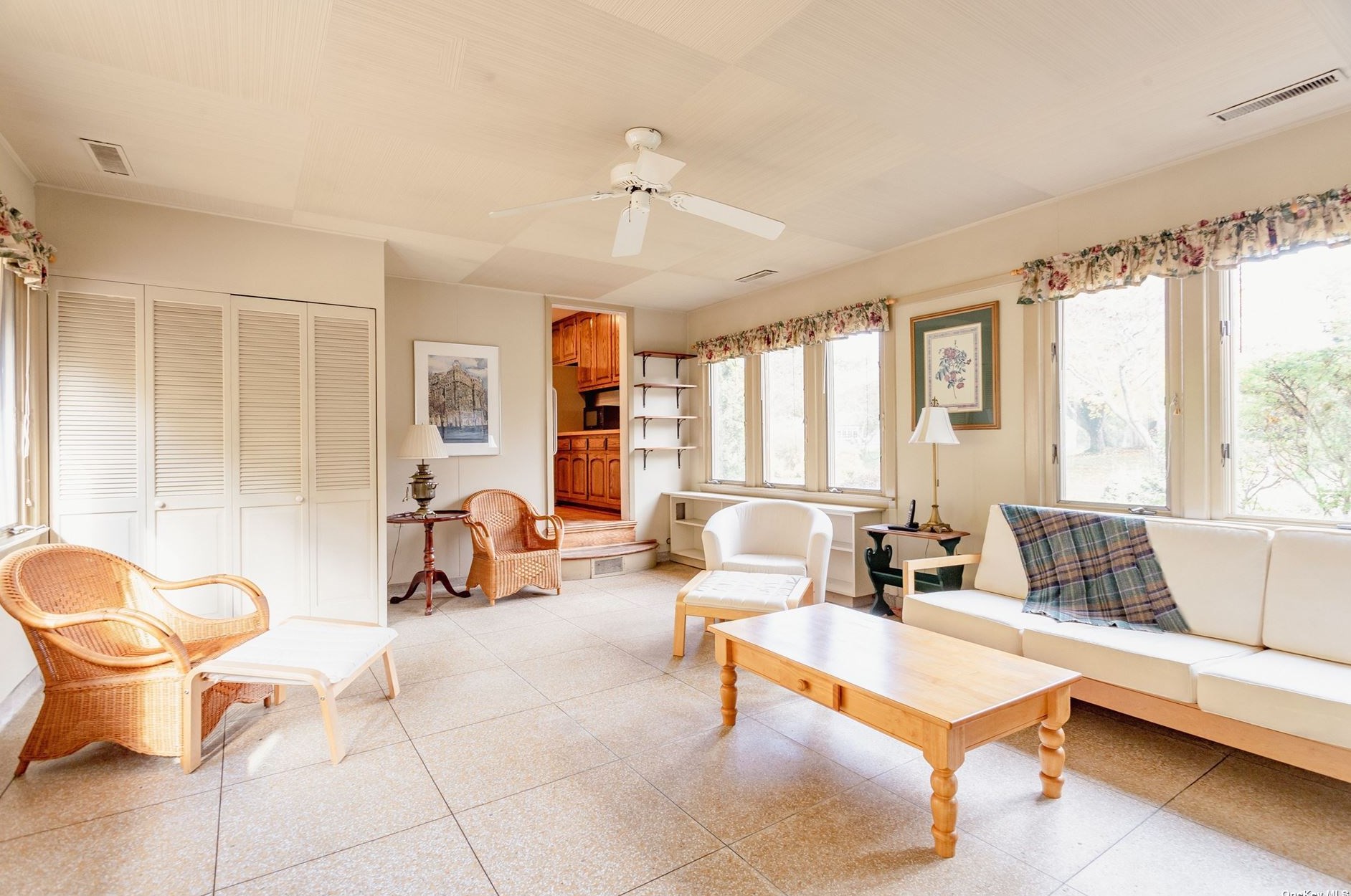 5 Fleetwood Dr, Hunt NY 11743-1332 exterior