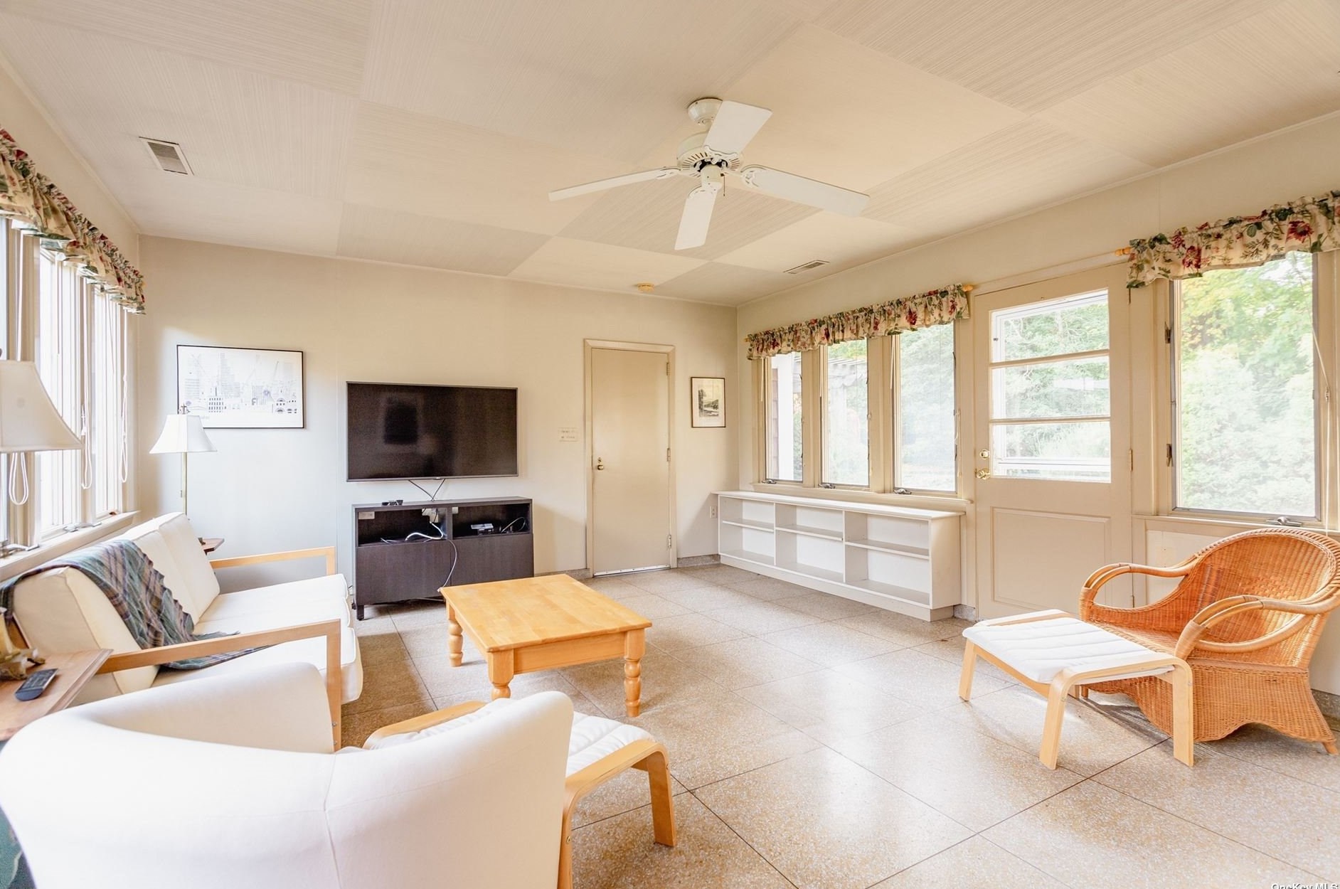 5 Fleetwood Dr, Hunt NY 11743-1332 exterior