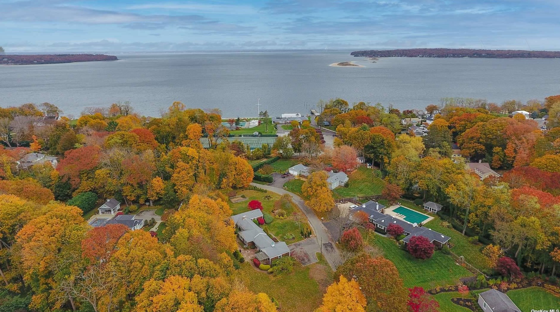 5 Fleetwood Dr, Hunt NY 11743-1332 exterior