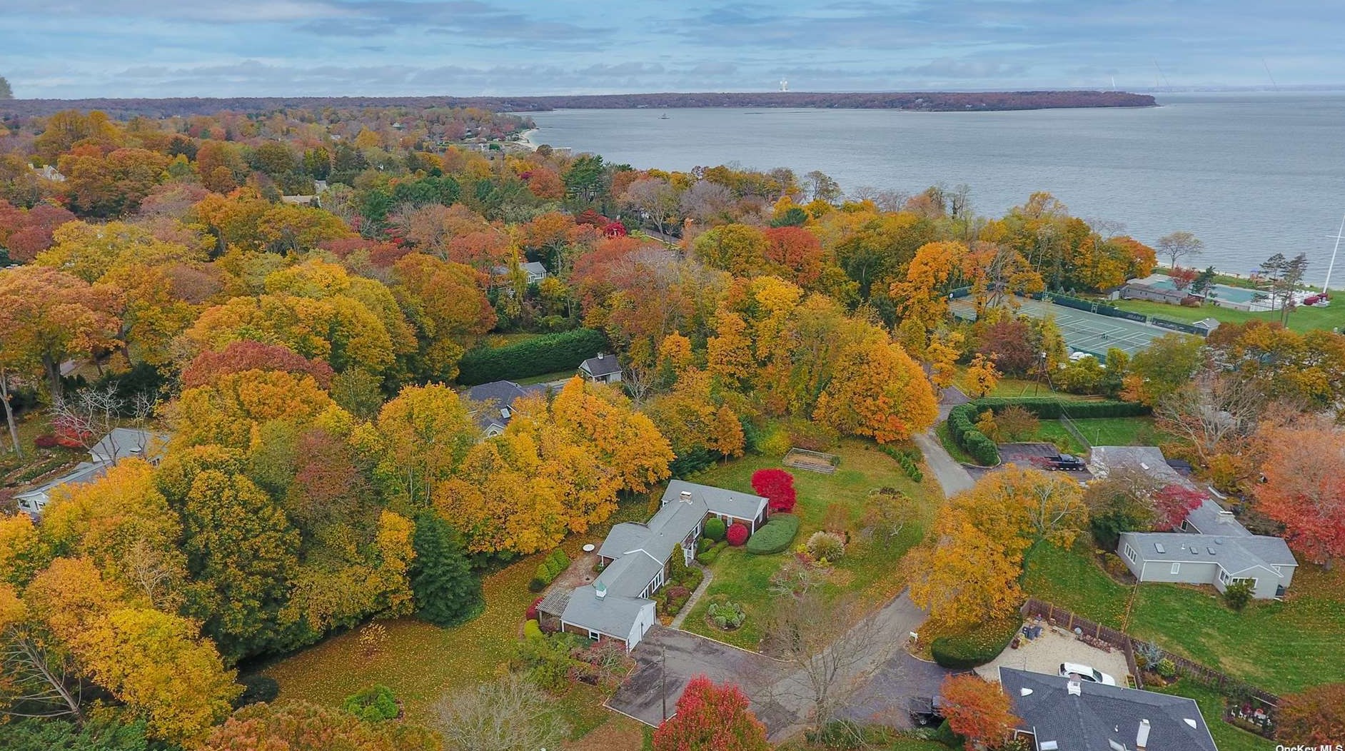 5 Fleetwood Dr, Hunt NY 11743-1332 exterior