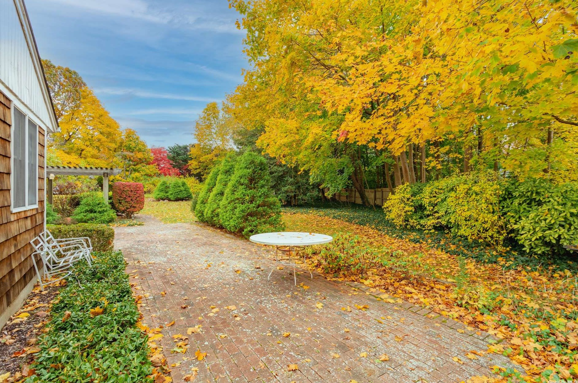 5 Fleetwood Dr, Hunt NY 11743-1332 exterior