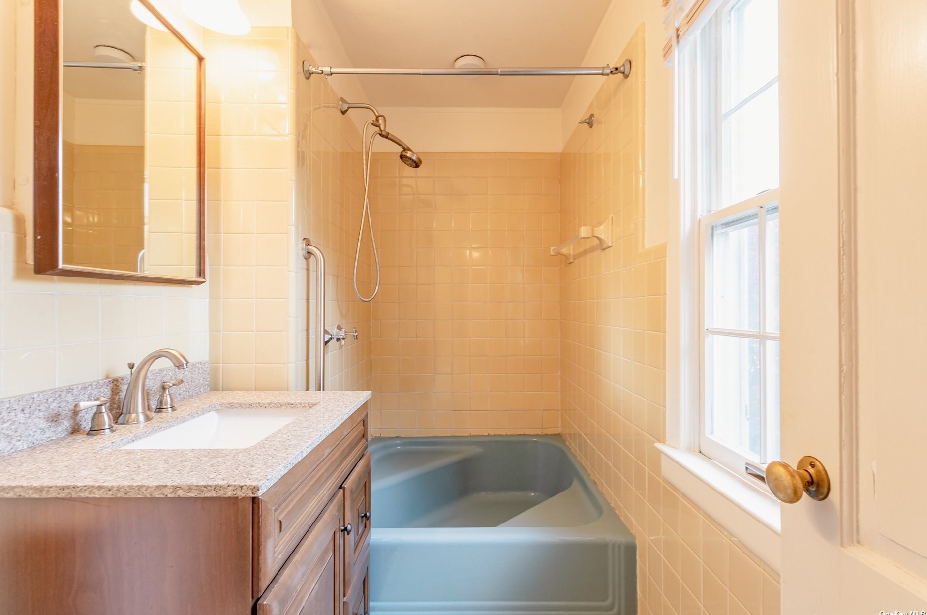 5 Fleetwood Dr, Hunt NY 11743-1332 exterior