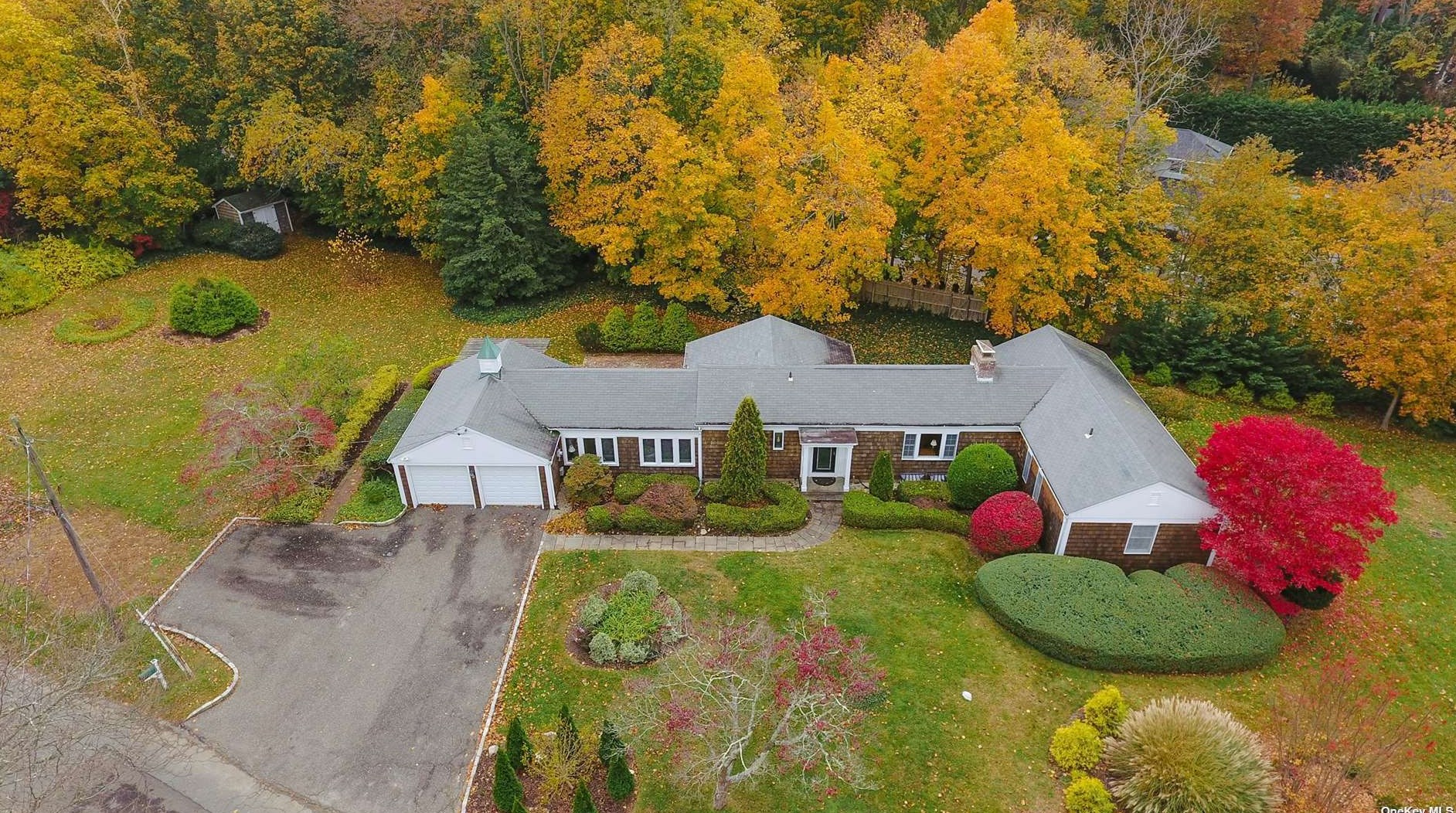 5 Fleetwood Dr, Hunt NY 11743-1332 exterior