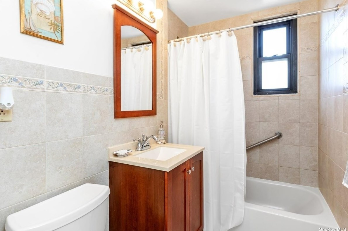 5702 244th St, Flushing NY 11362-1907 exterior