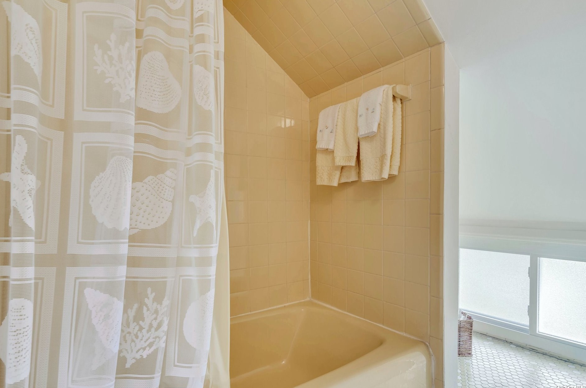 52 Apollo Ln, Hicksville NY 11801-4441 exterior