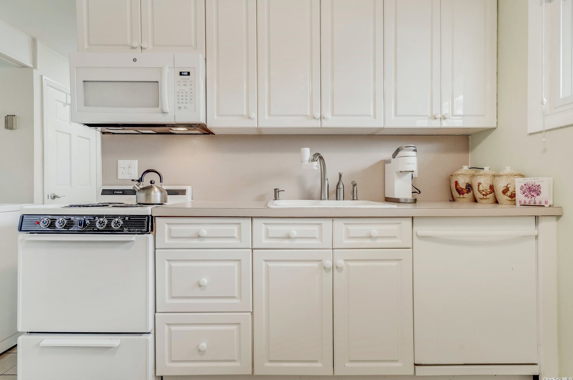 52 Apollo Ln, Hicksville NY 11801-4441 exterior