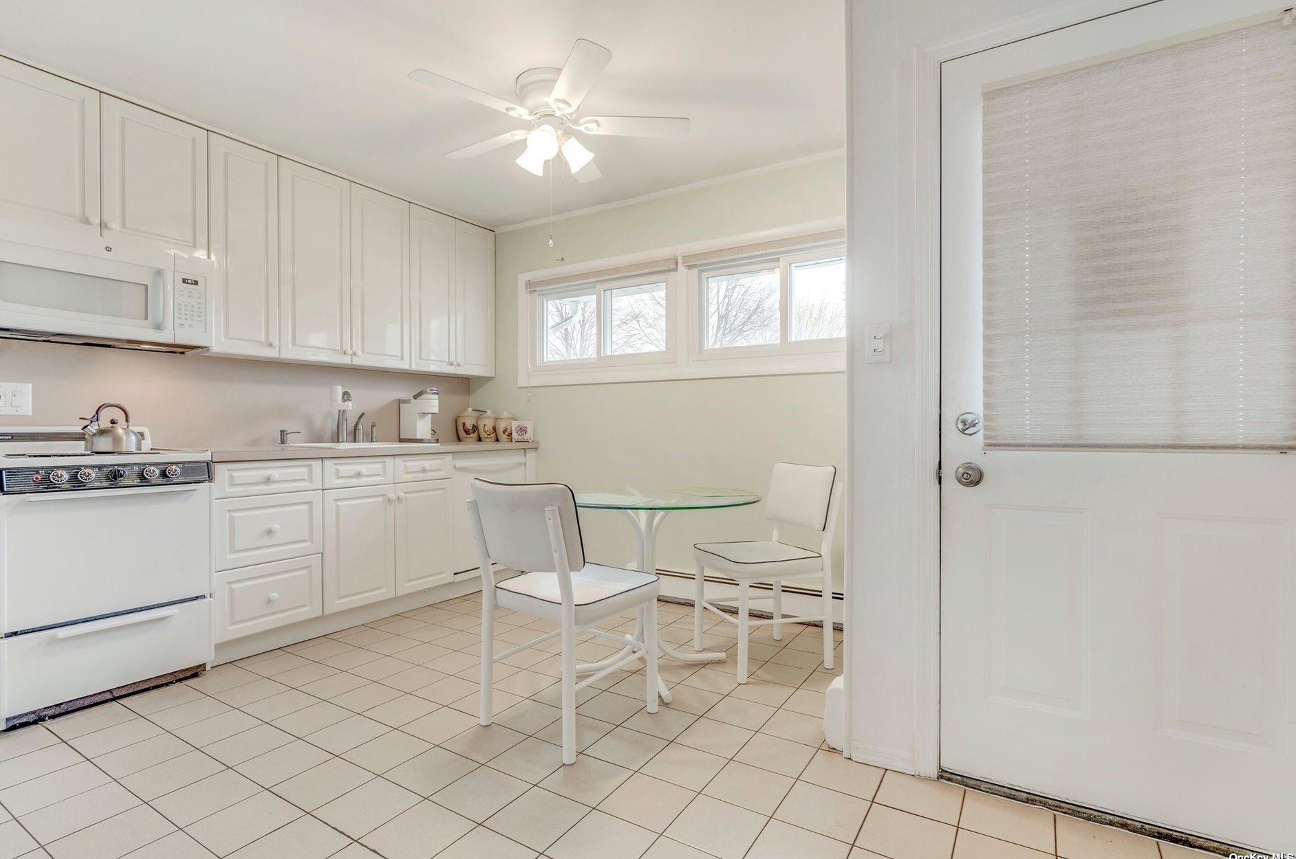 52 Apollo Ln, Hicksville NY 11801-4441 exterior