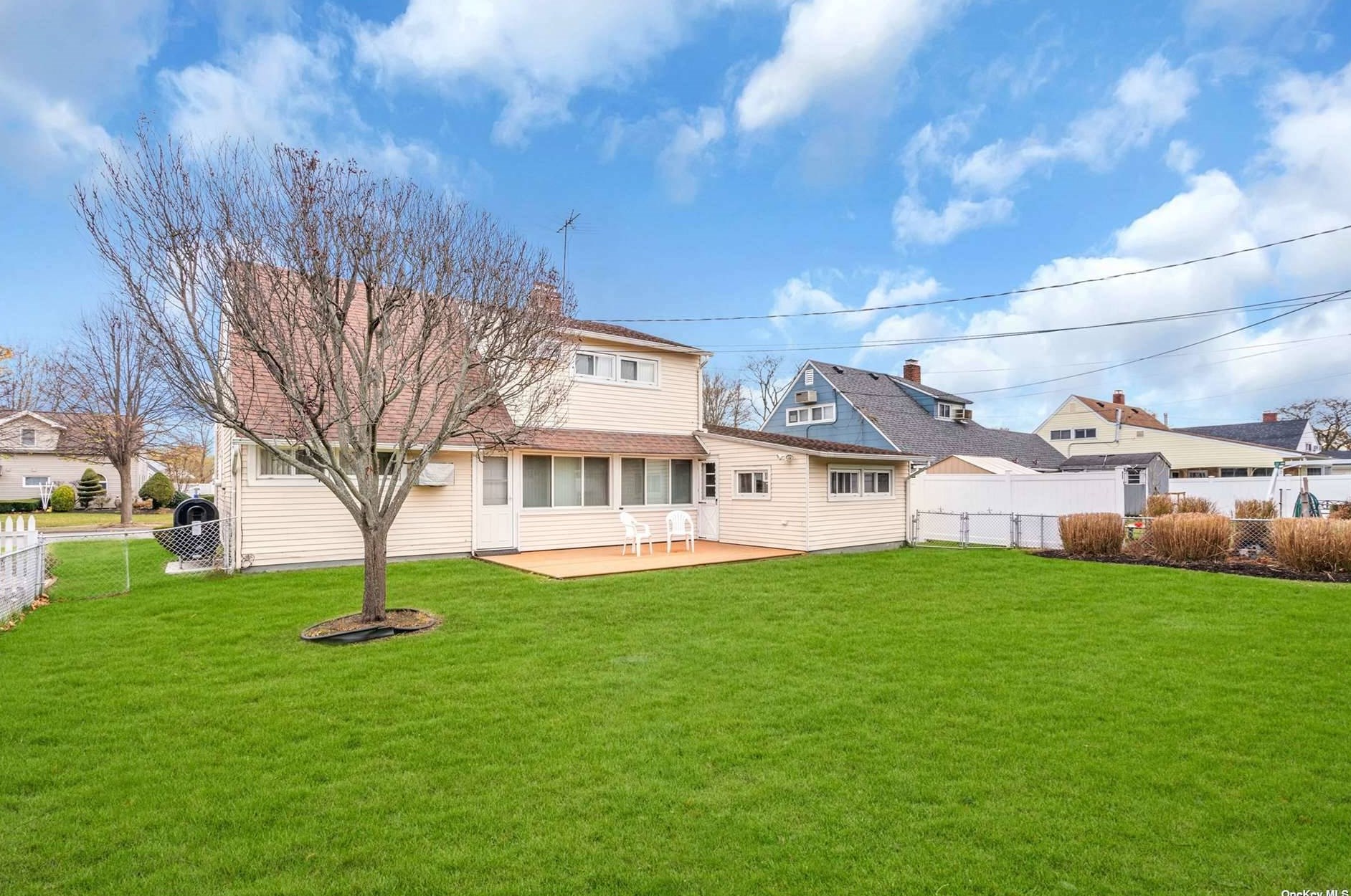 52 Apollo Ln, Hicksville NY 11801-4441 exterior