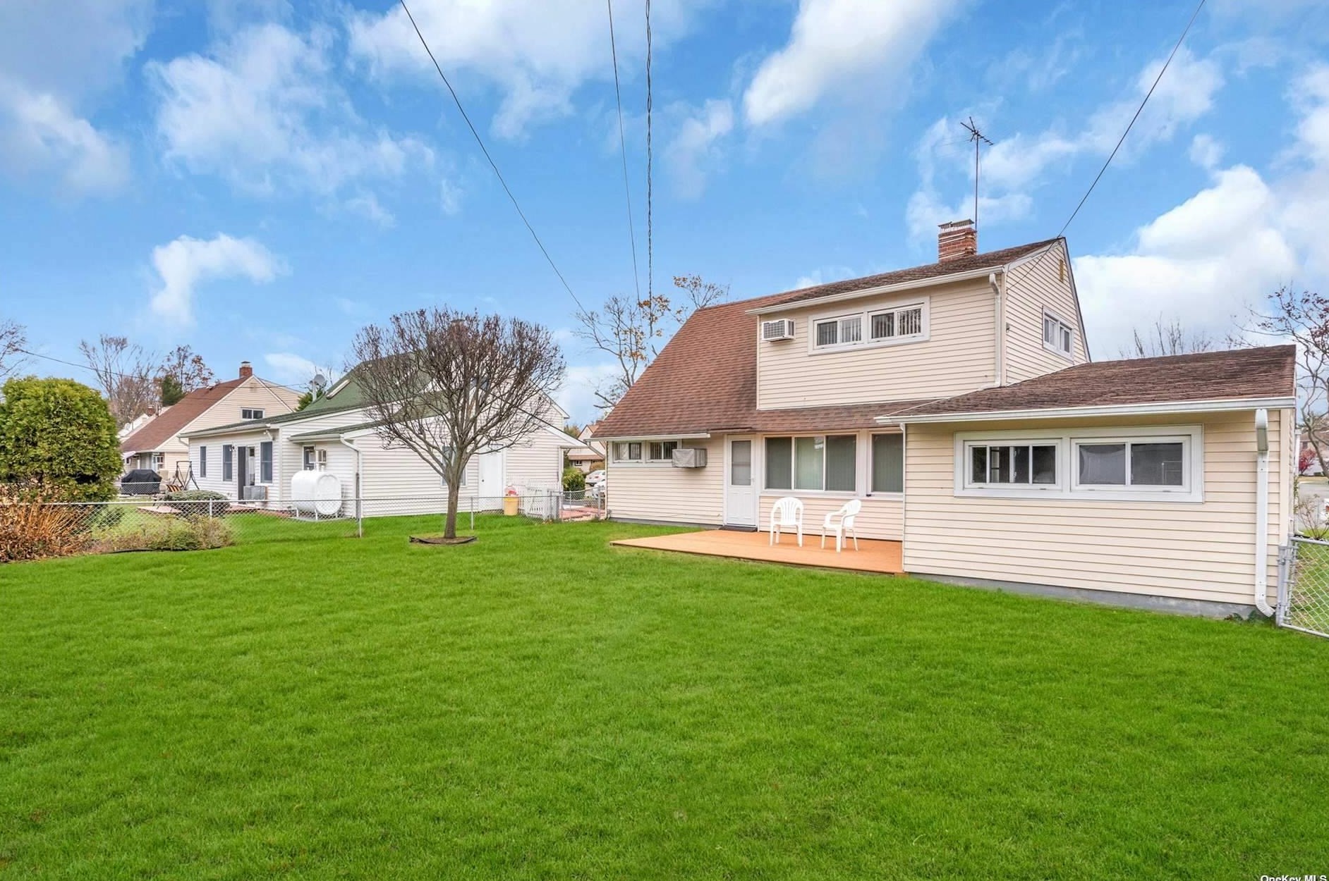 52 Apollo Ln, Hicksville NY 11801-4441 exterior