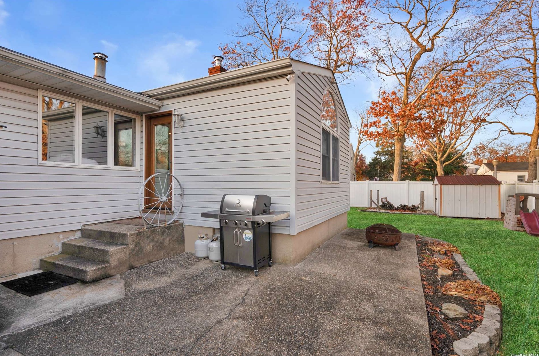 65 Creighton Ave, Hauppauge NY 11779-4445 exterior