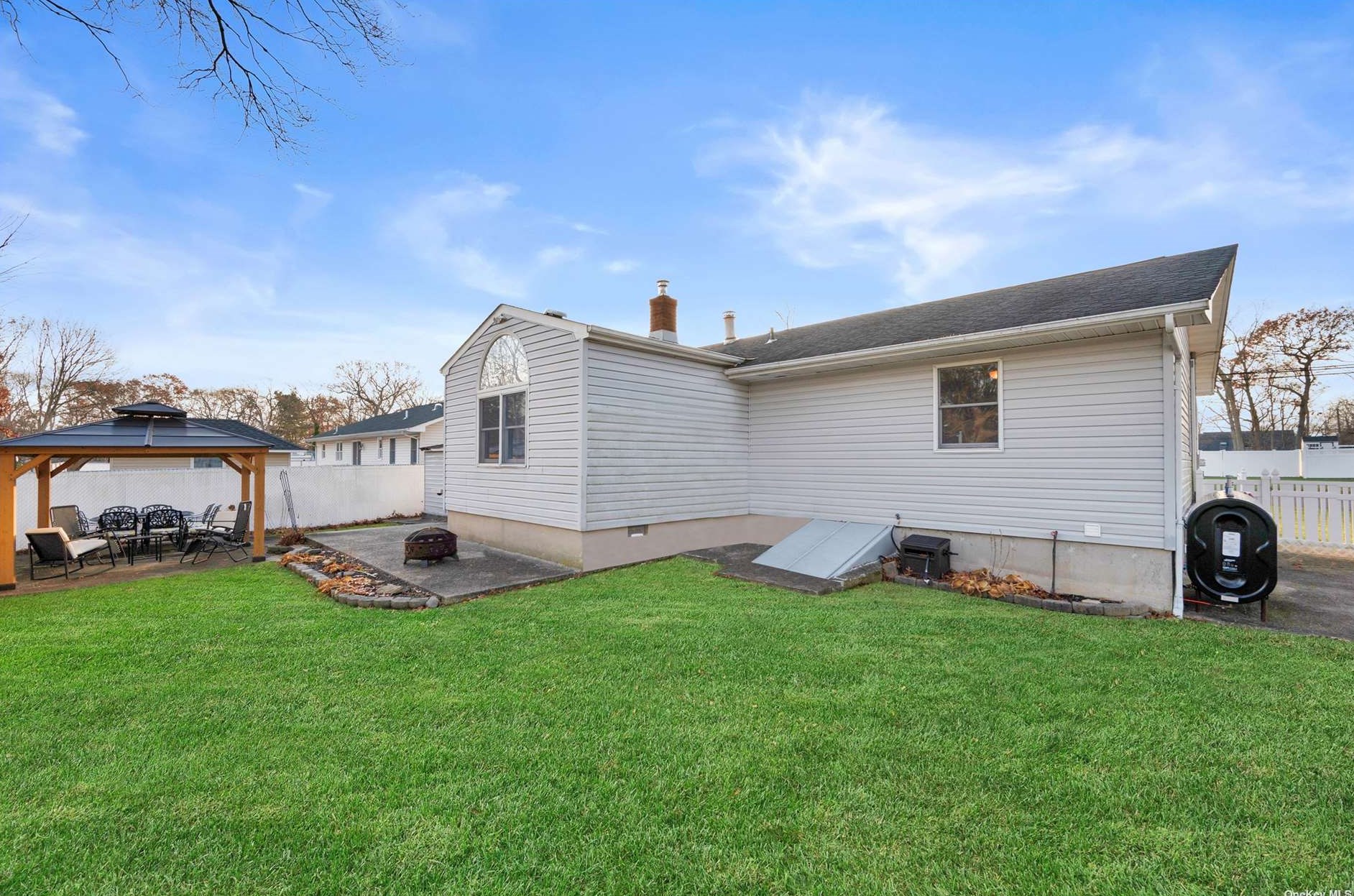 65 Creighton Ave, Hauppauge NY 11779-4445 exterior