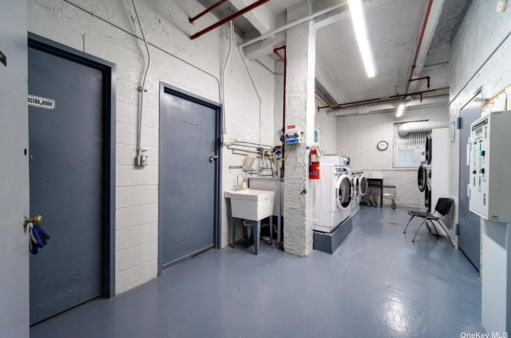 6515 Alderton St, Flushing NY 11374-5052 exterior