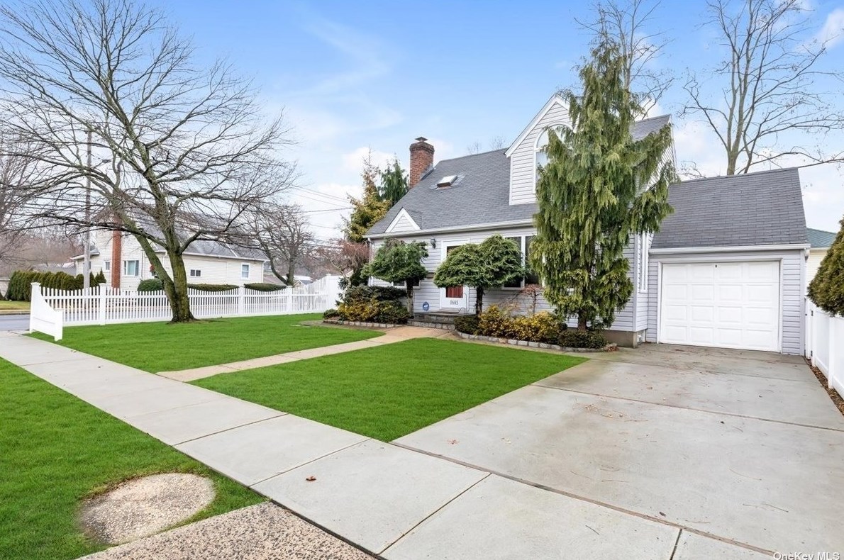 1685 Elsie Ave, North Merrick NY 11566-3020 exterior