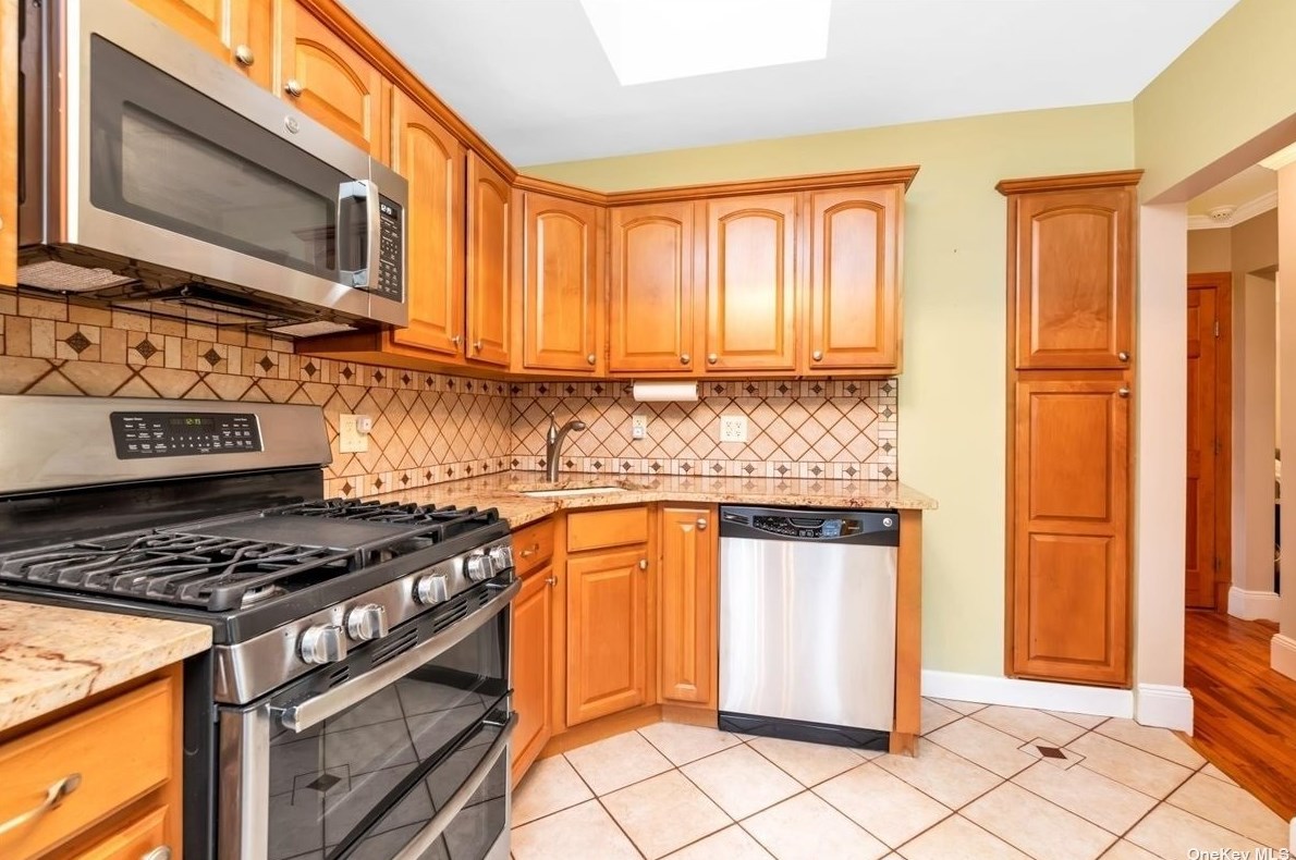 1685 Elsie Ave, North Merrick NY 11566-3020 exterior