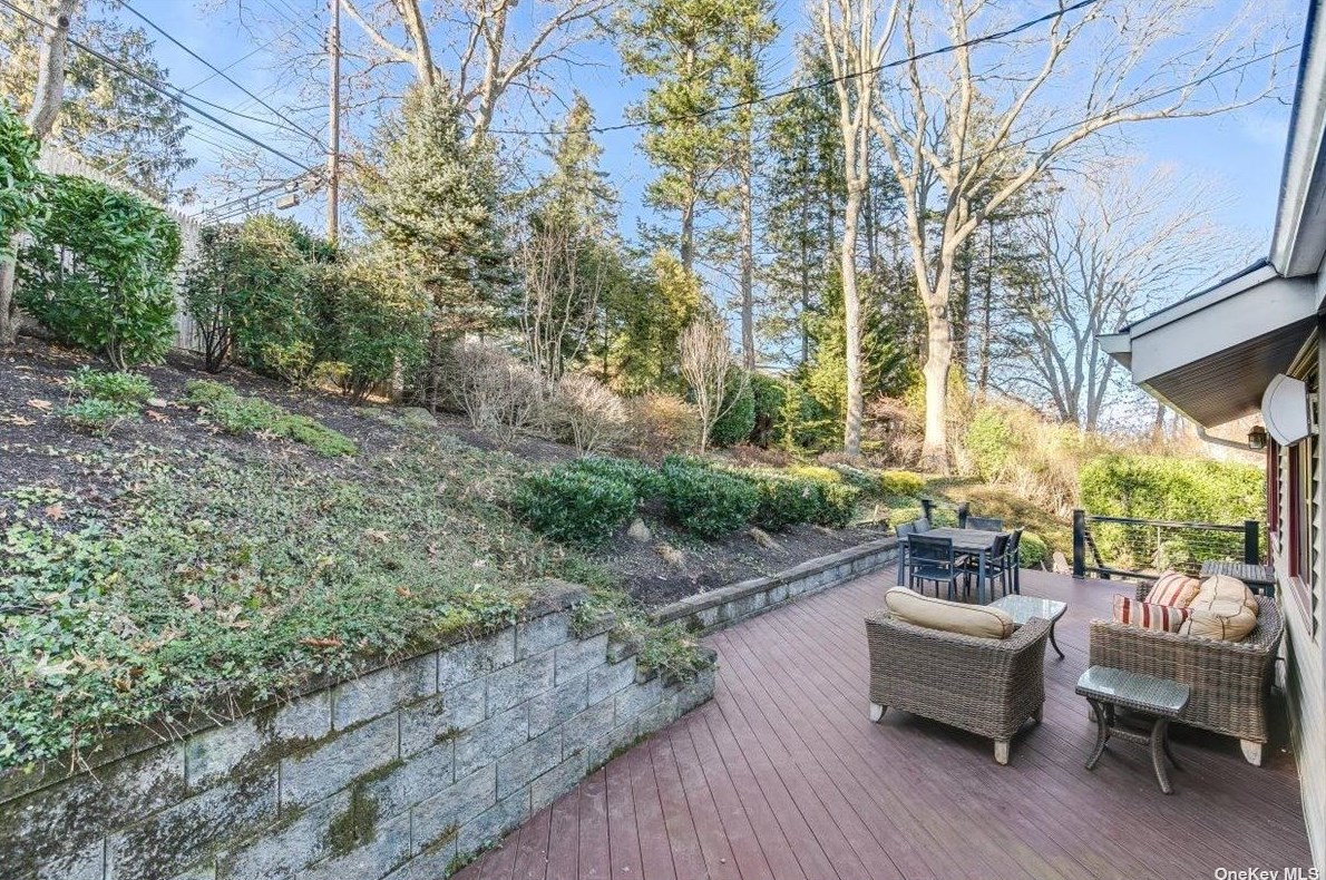 26 Anoatok Dr, Hunt NY 11743-2017 exterior