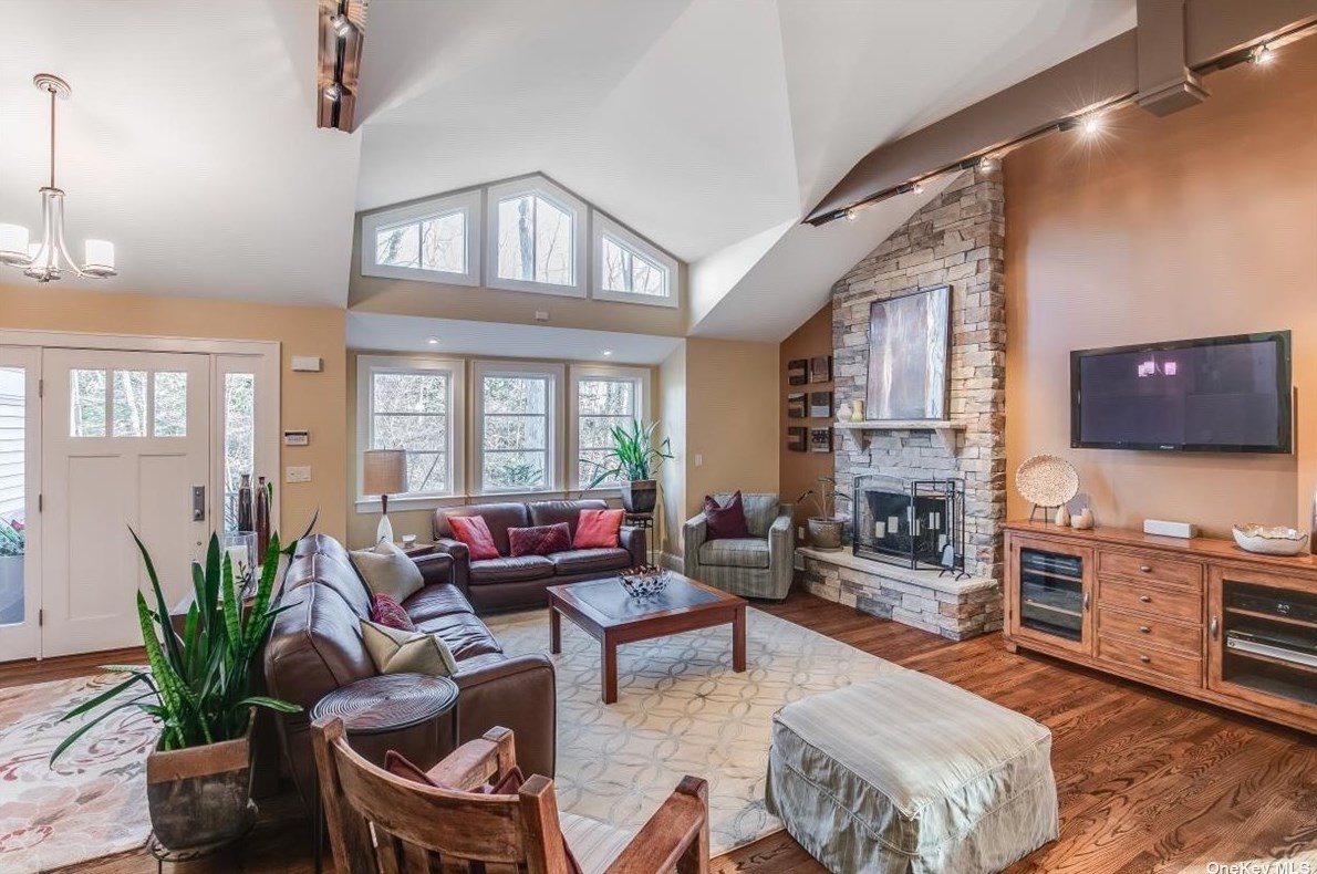 26 Anoatok Dr, Hunt NY 11743-2017 exterior