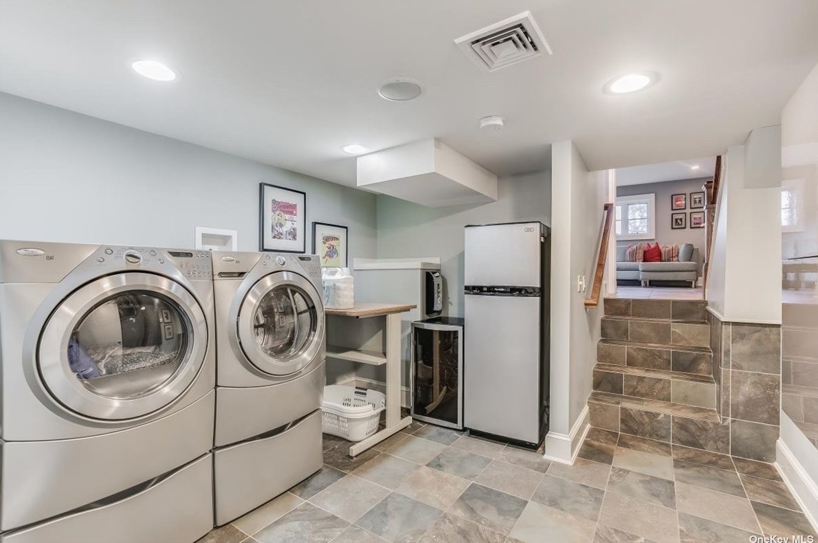 26 Anoatok Dr, Hunt NY 11743-2017 exterior