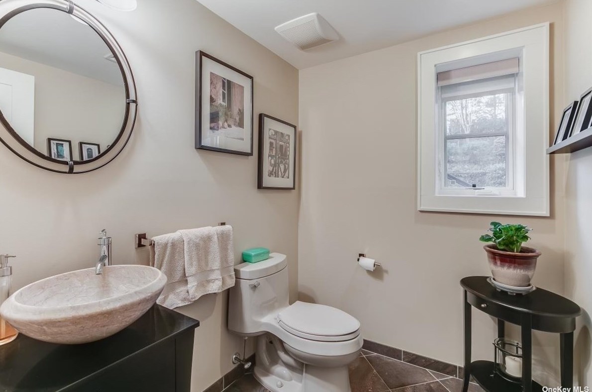 26 Anoatok Dr, Hunt NY 11743-2017 exterior