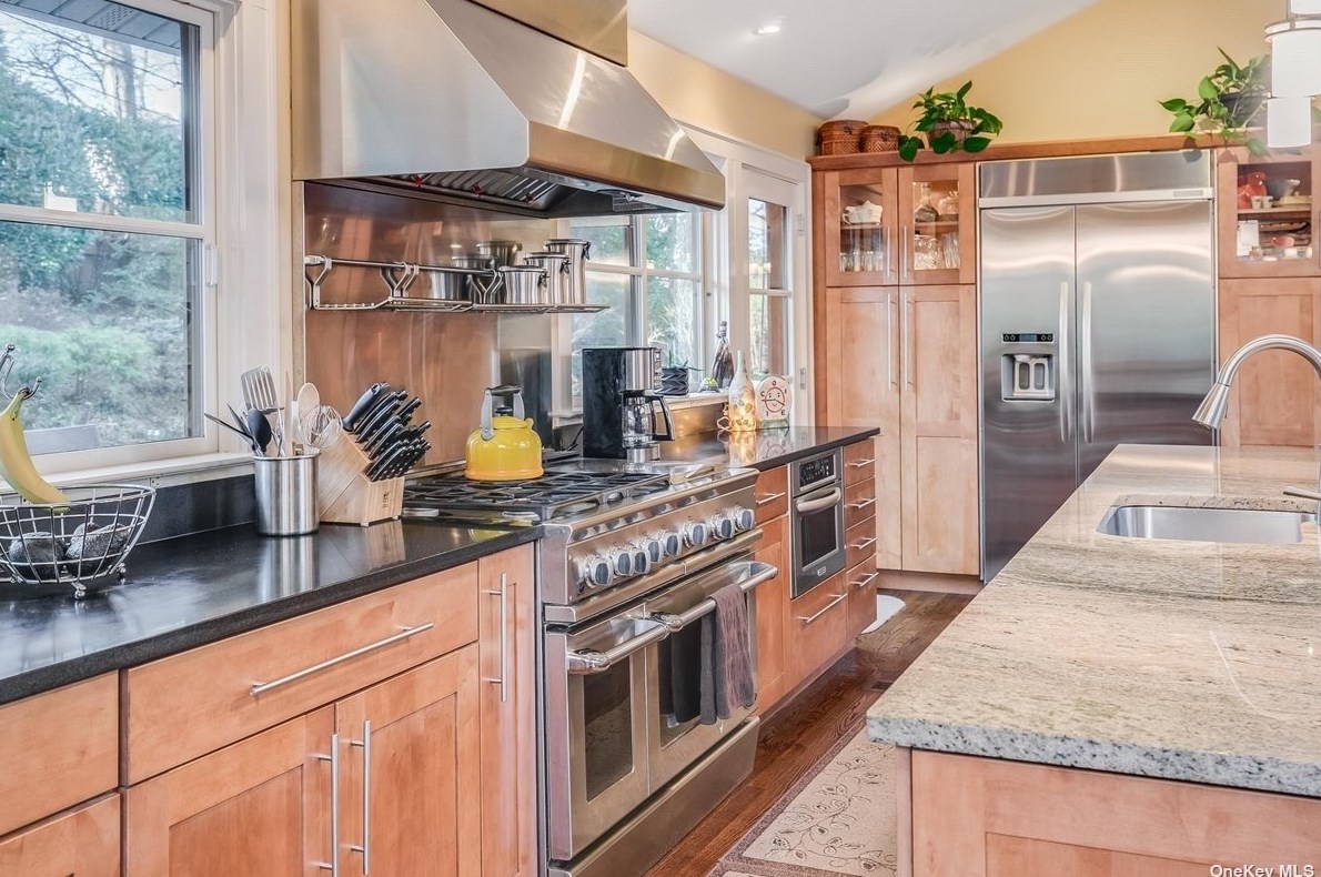 26 Anoatok Dr, Hunt NY 11743-2017 exterior