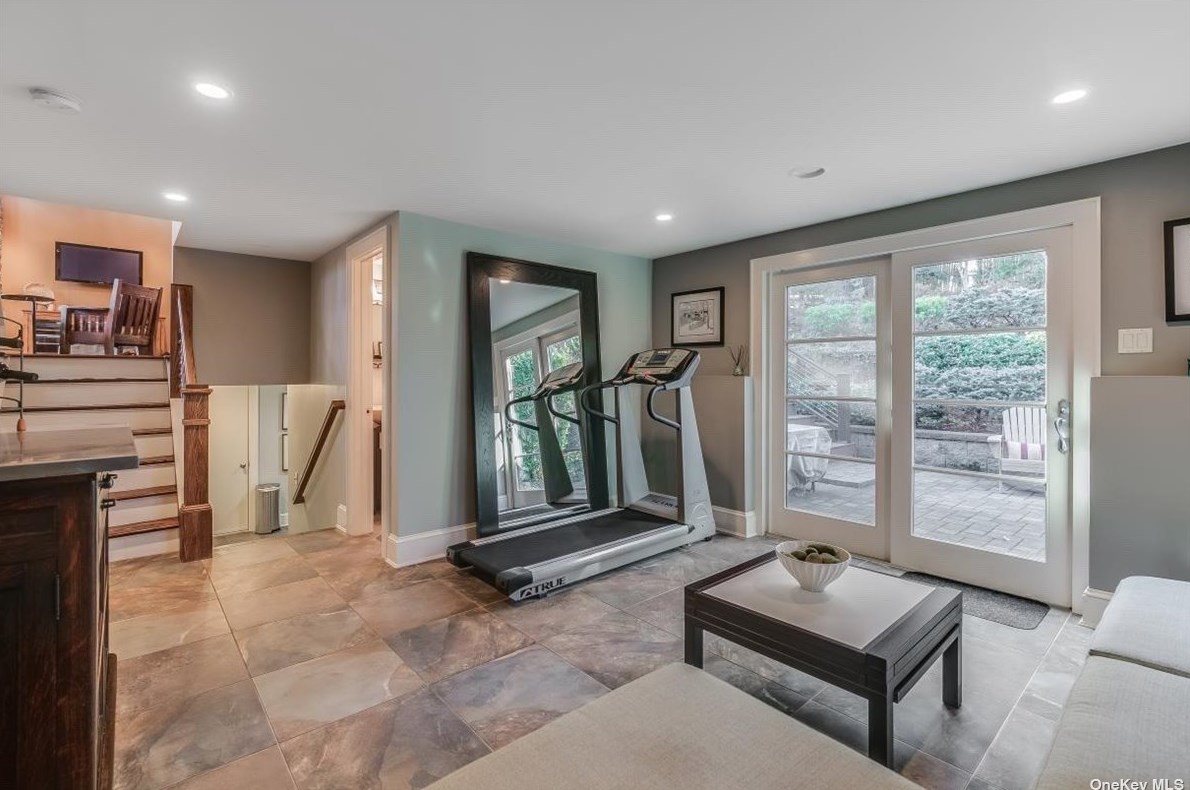 26 Anoatok Dr, Hunt NY 11743-2017 exterior