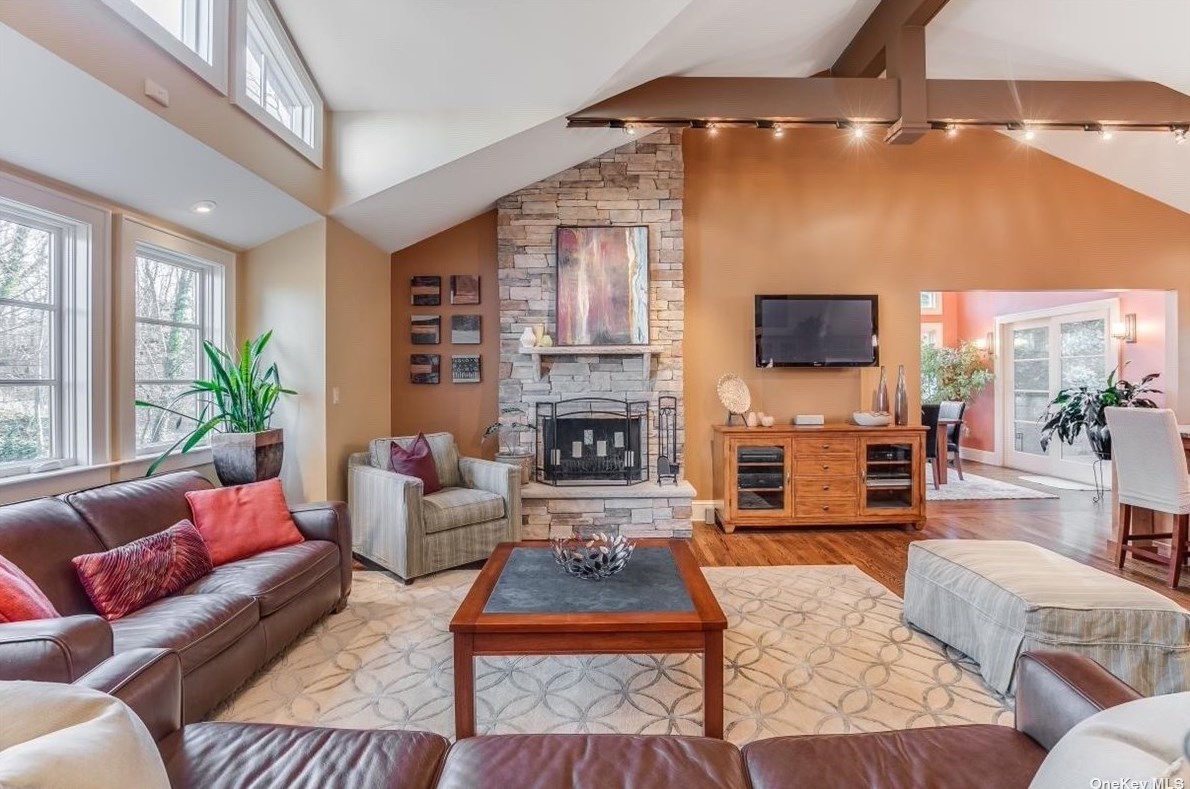 26 Anoatok Dr, Hunt NY 11743-2017 exterior