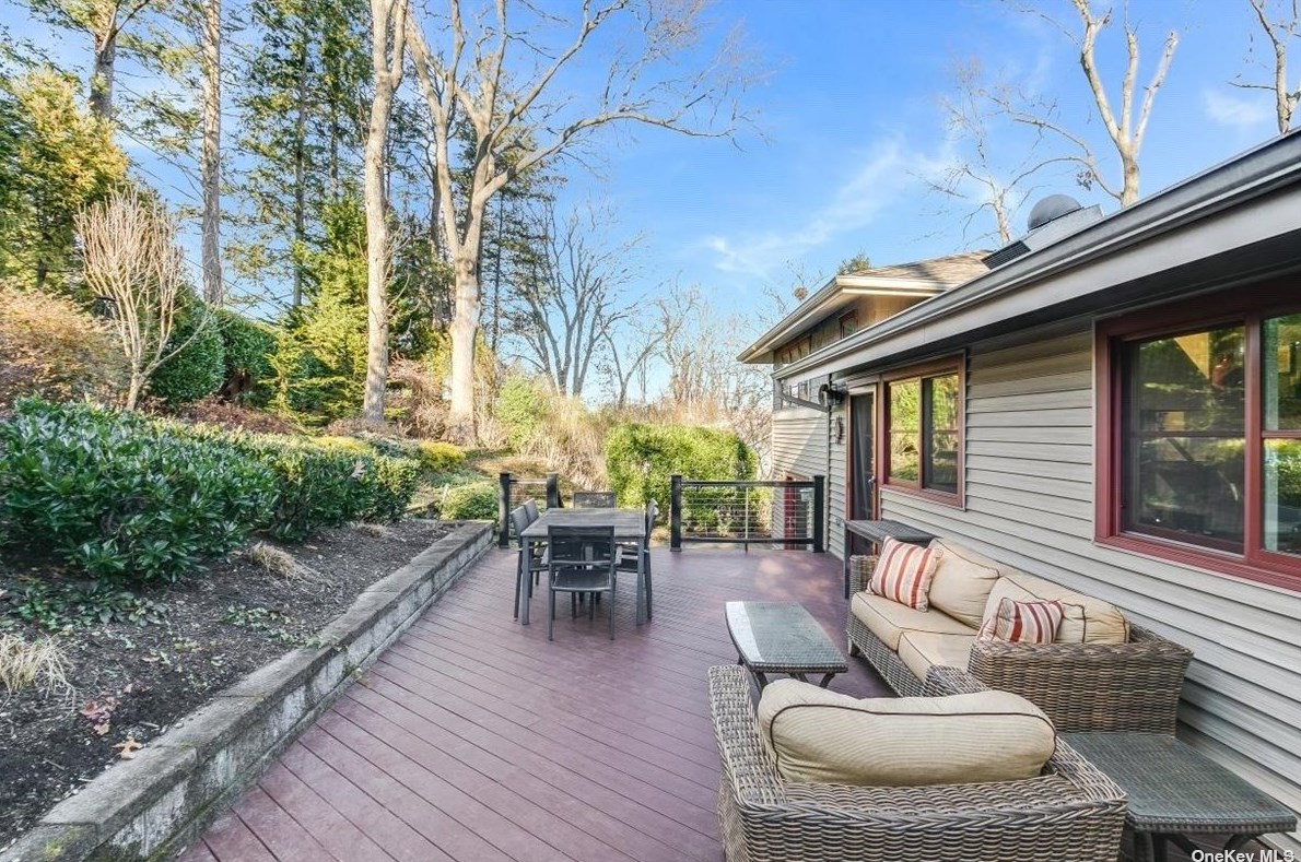 26 Anoatok Dr, Hunt NY 11743-2017 exterior