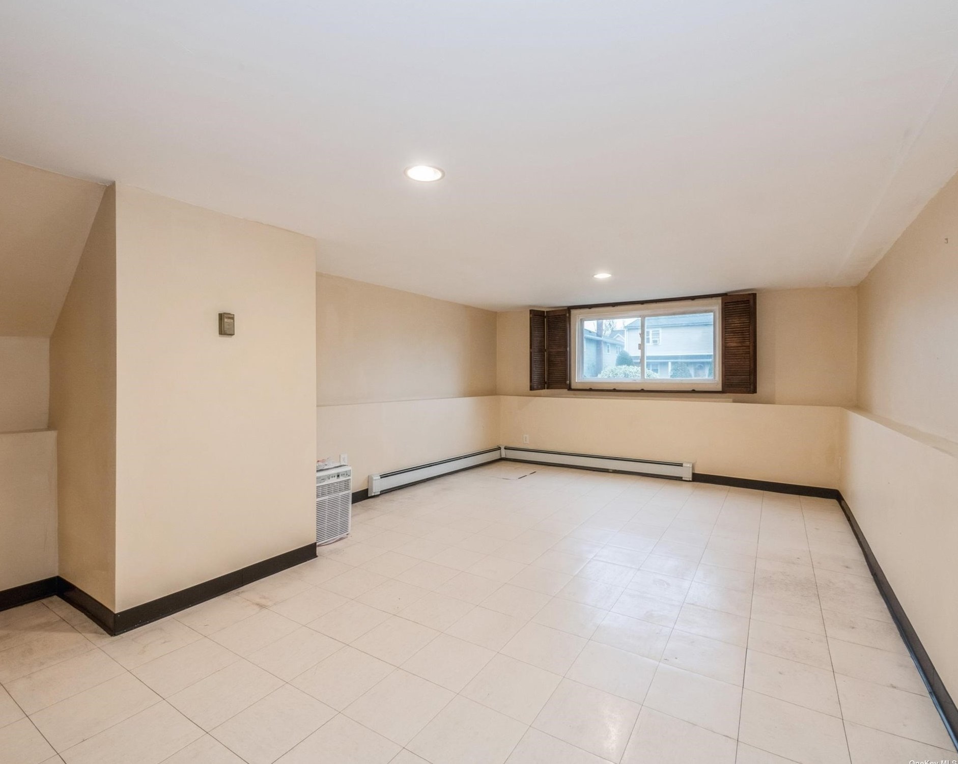 2716 Bch Dr, North Merrick NY 11566-4902 exterior