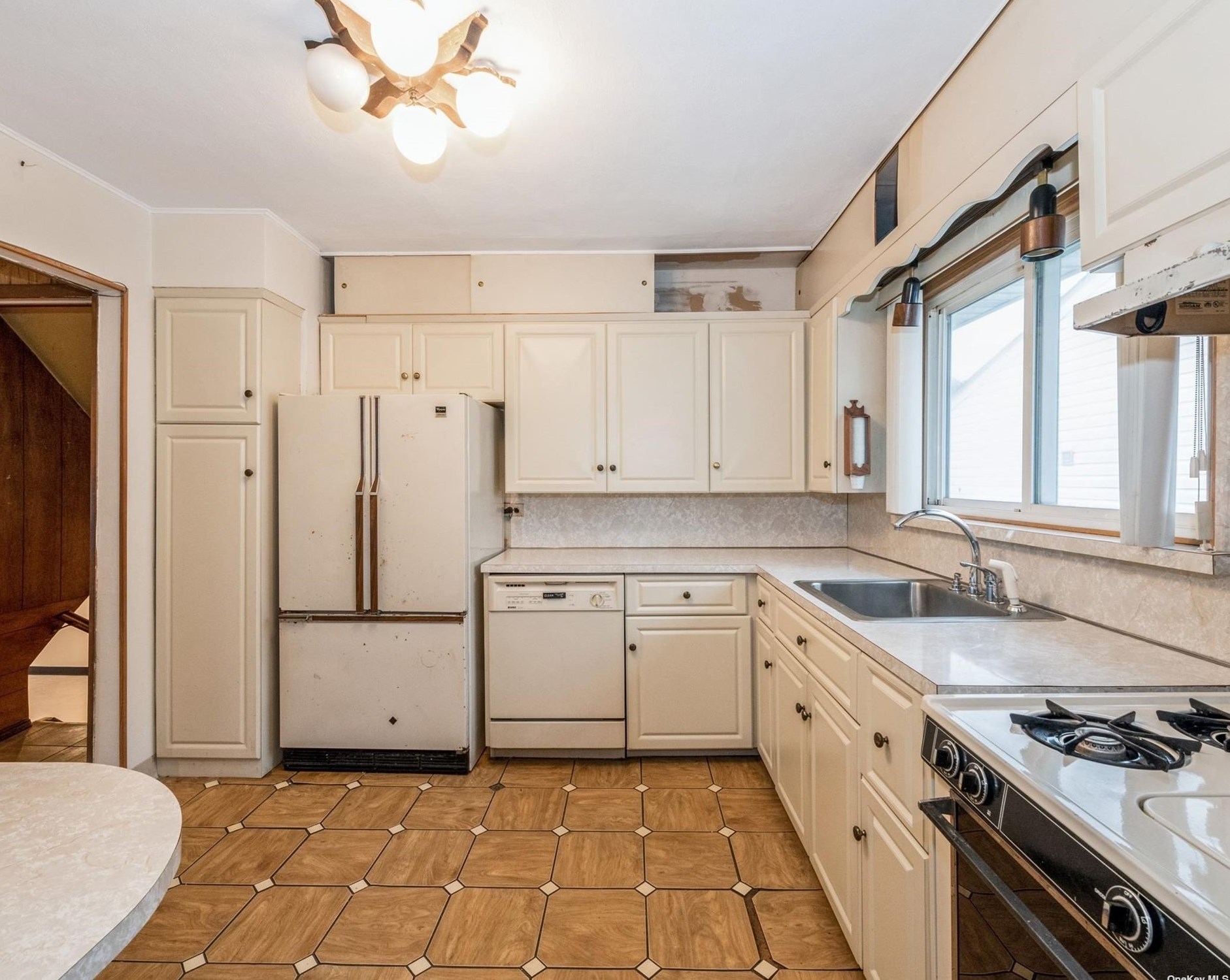 2716 Bch Dr, North Merrick NY 11566-4902 exterior