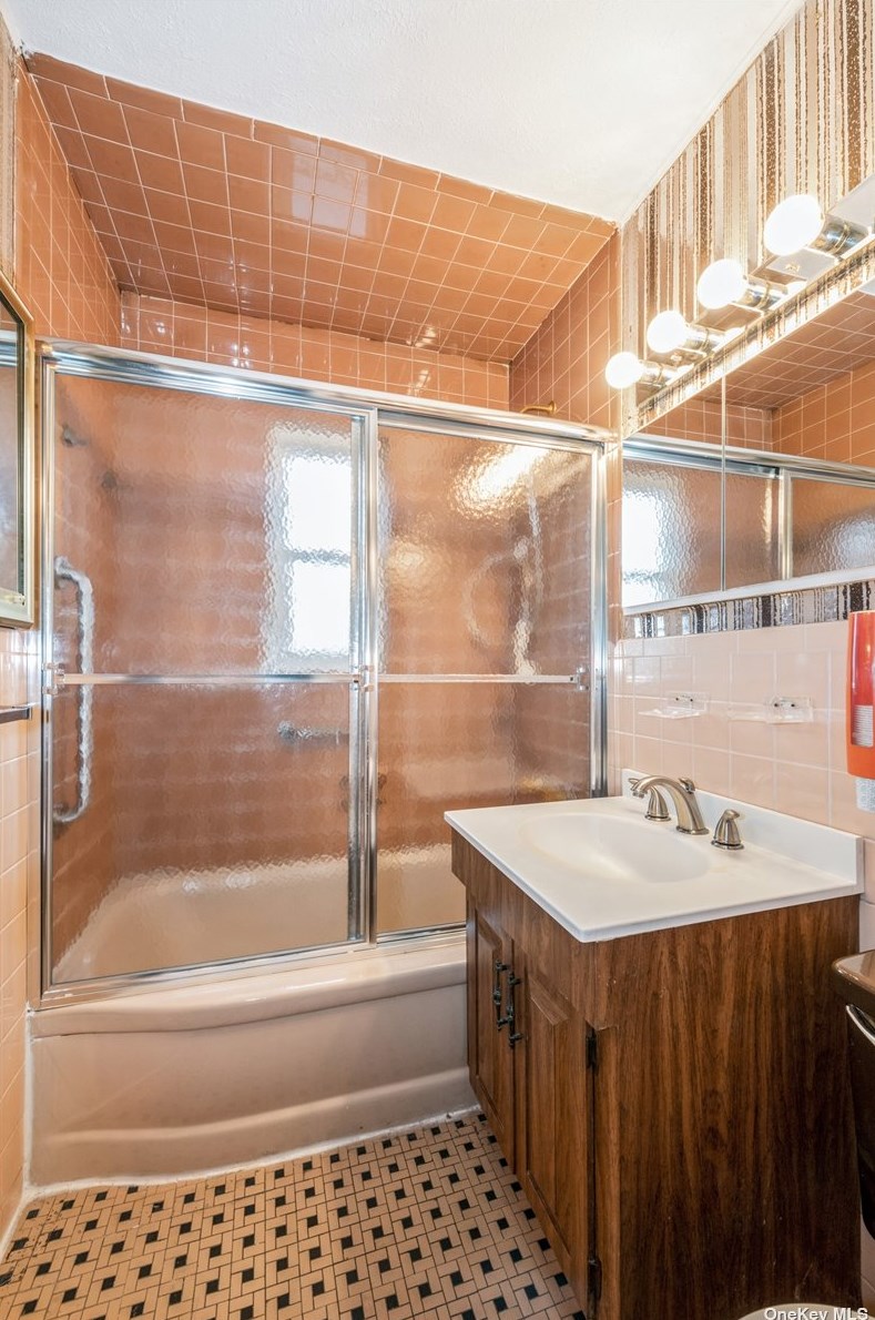 2716 Bch Dr, North Merrick NY 11566-4902 exterior