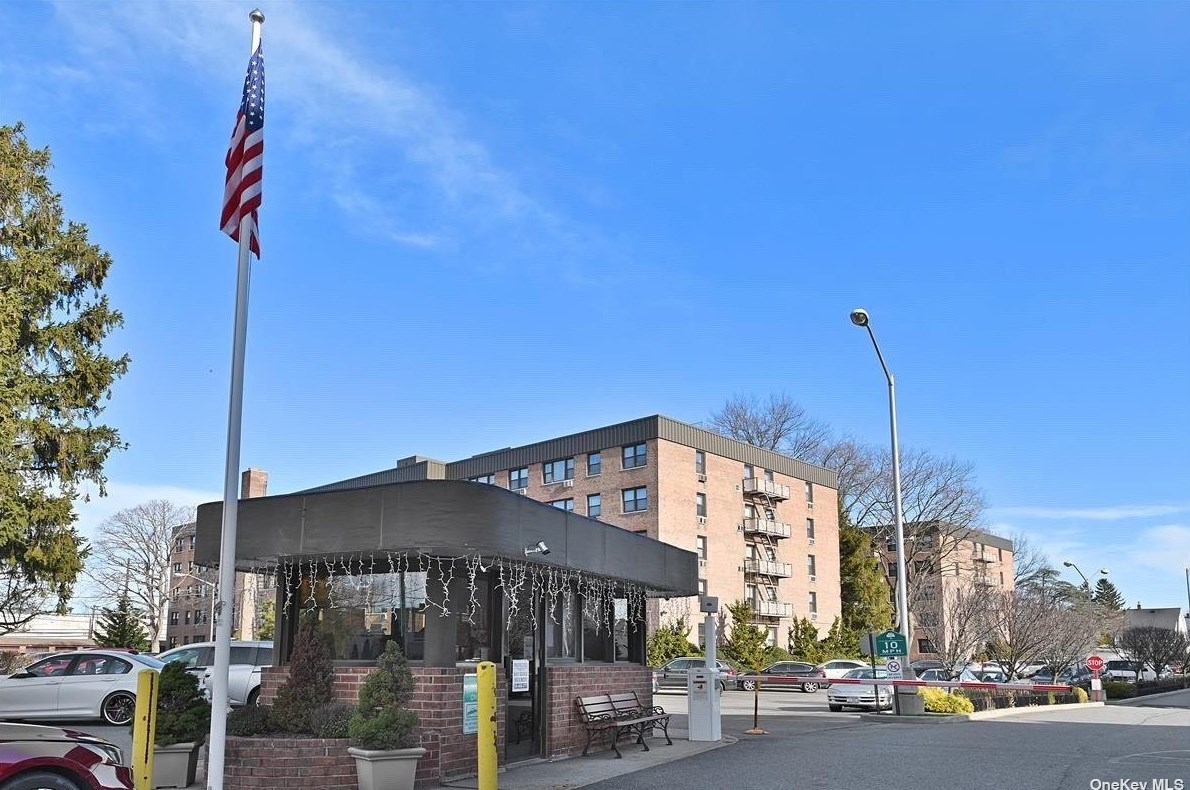 2 Birchwood Ct, Garden City NY  11501-4525 exterior