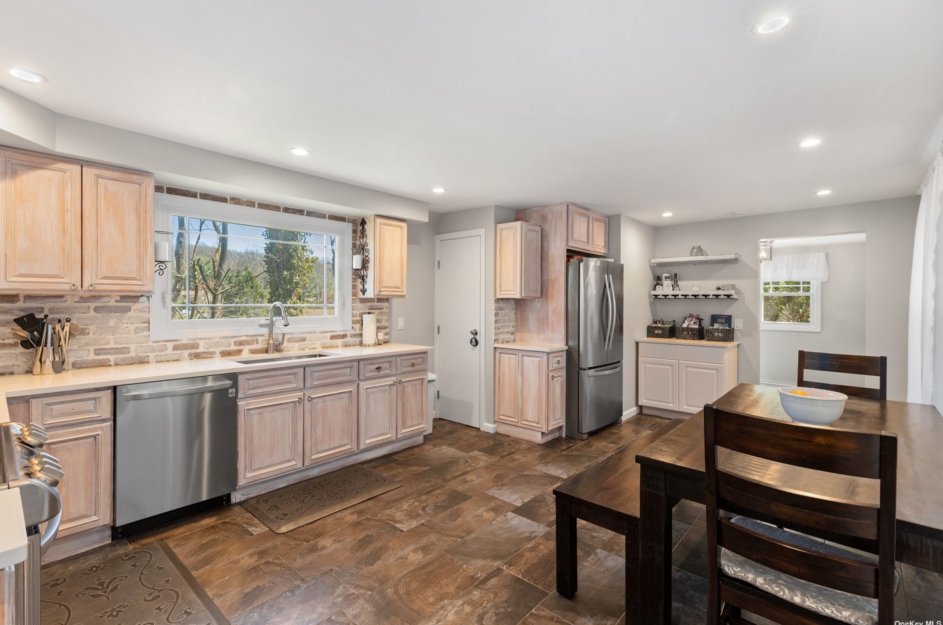 290 Woodbury Rd, Woodbury NY  11797-1201 exterior