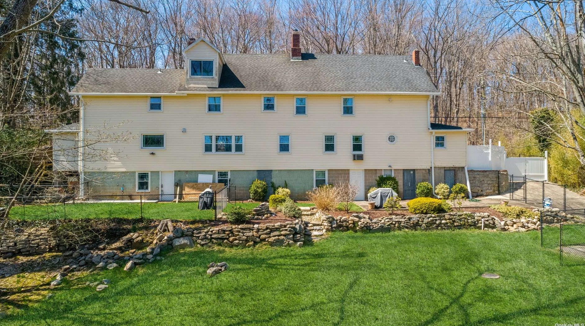 290 Woodbury Rd, Woodbury NY  11797-1201 exterior