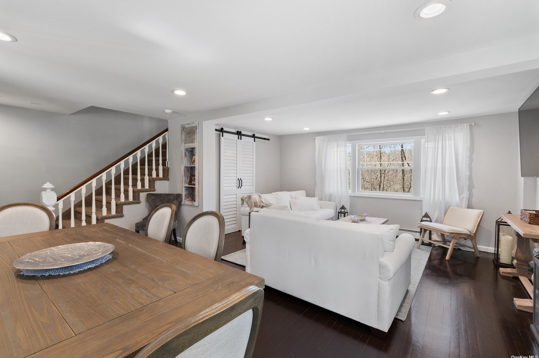 290 Woodbury Rd, Woodbury NY  11797-1201 exterior