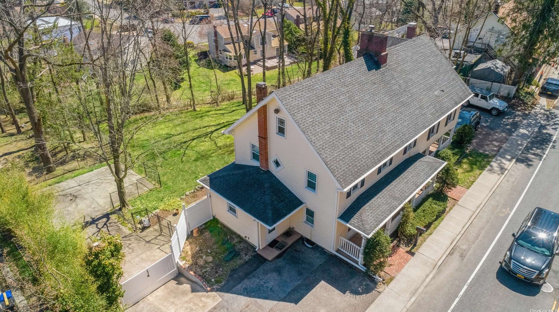 290 Woodbury Rd, Woodbury NY  11797-1201 exterior