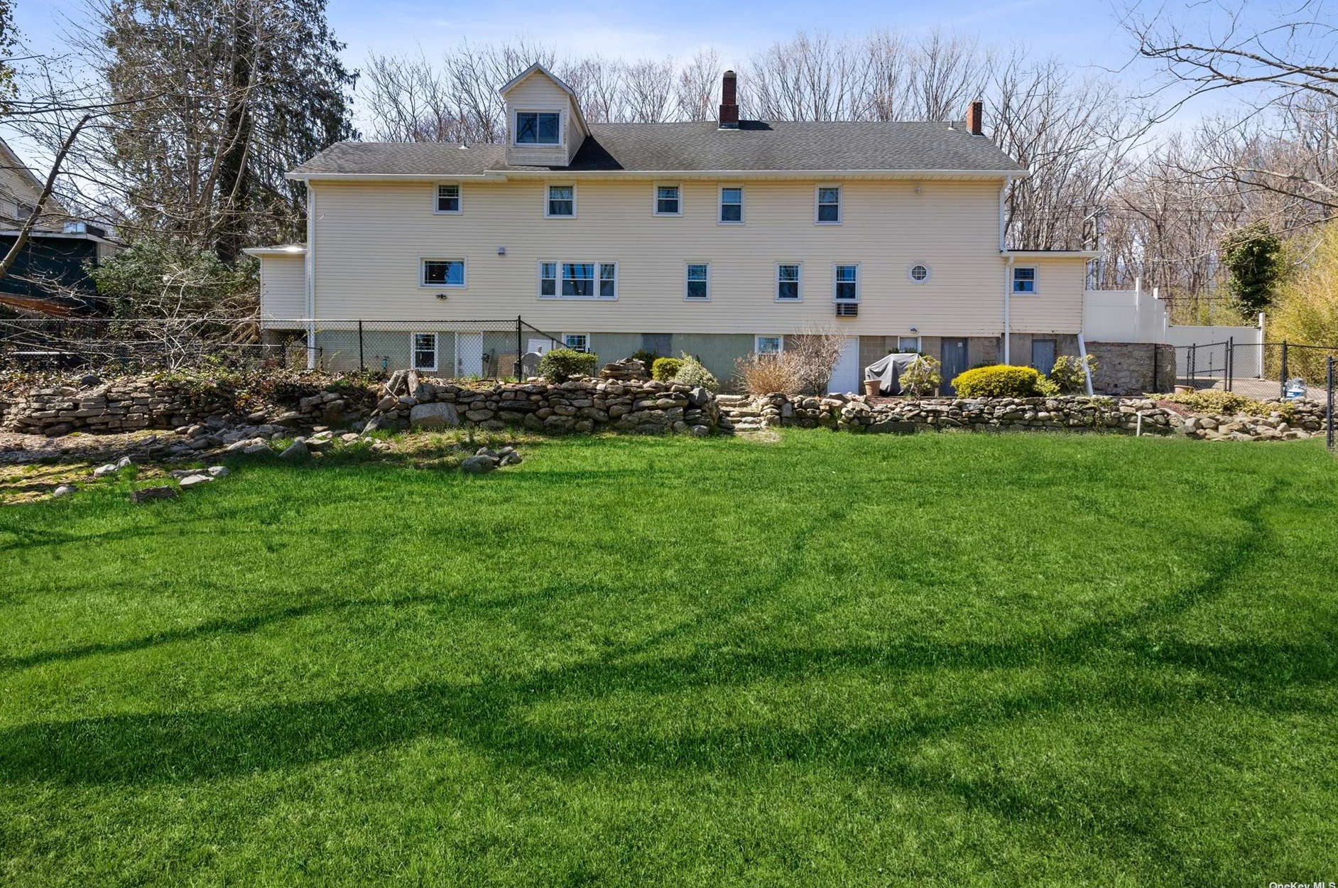 290 Woodbury Rd, Woodbury NY  11797-1201 exterior