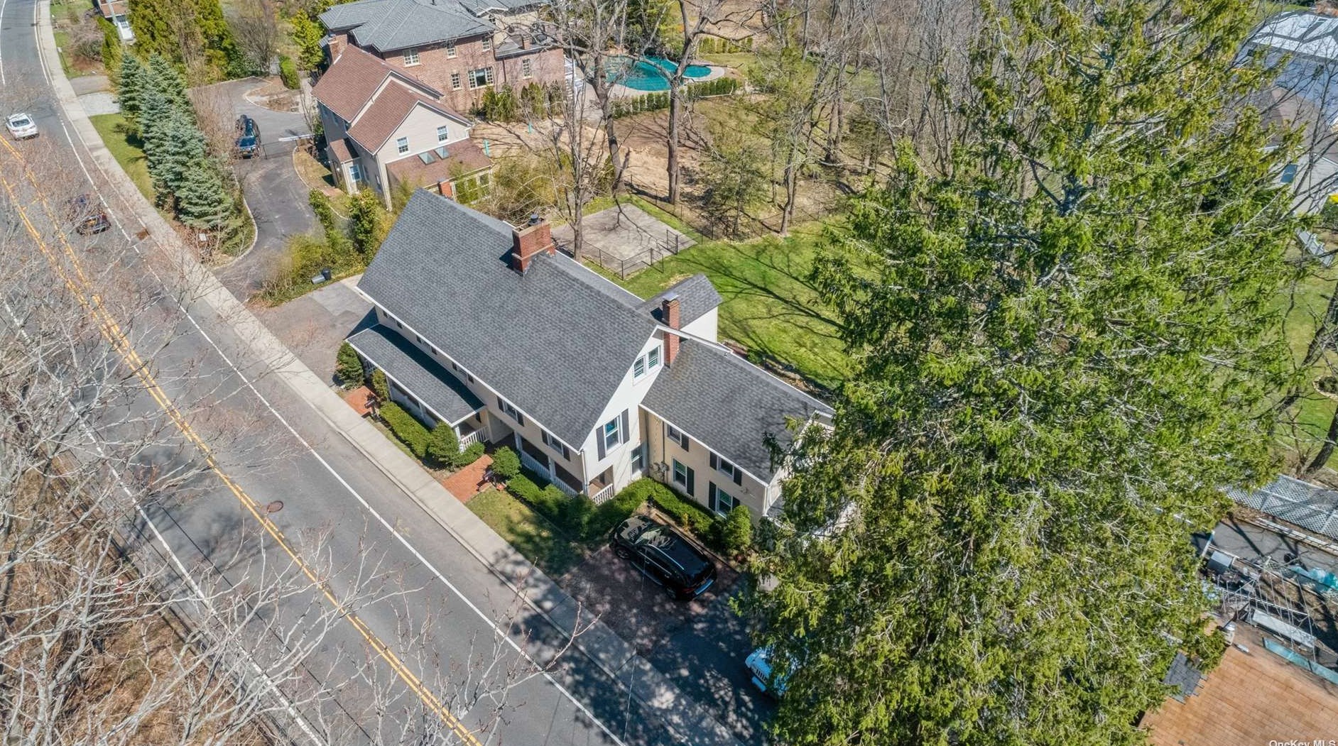 290 Woodbury Rd, Woodbury NY  11797-1201 exterior