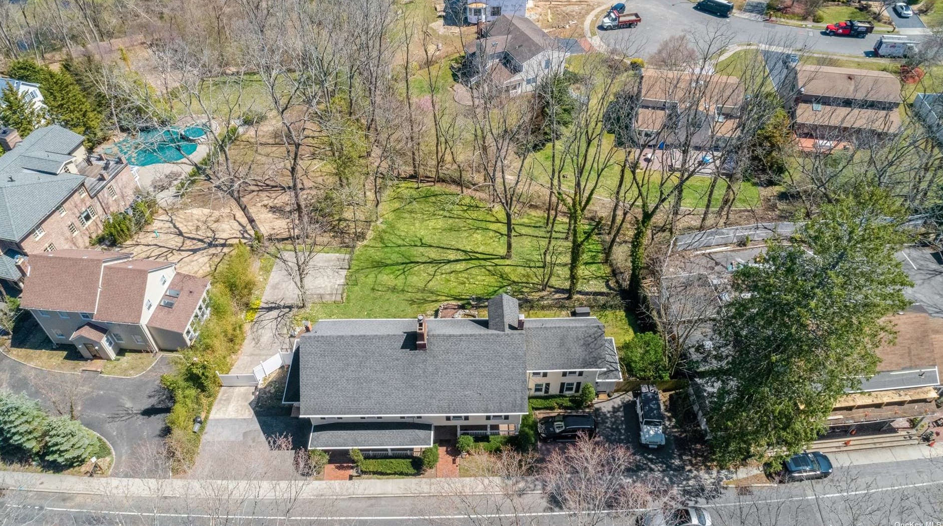 290 Woodbury Rd, Woodbury NY  11797-1201 exterior