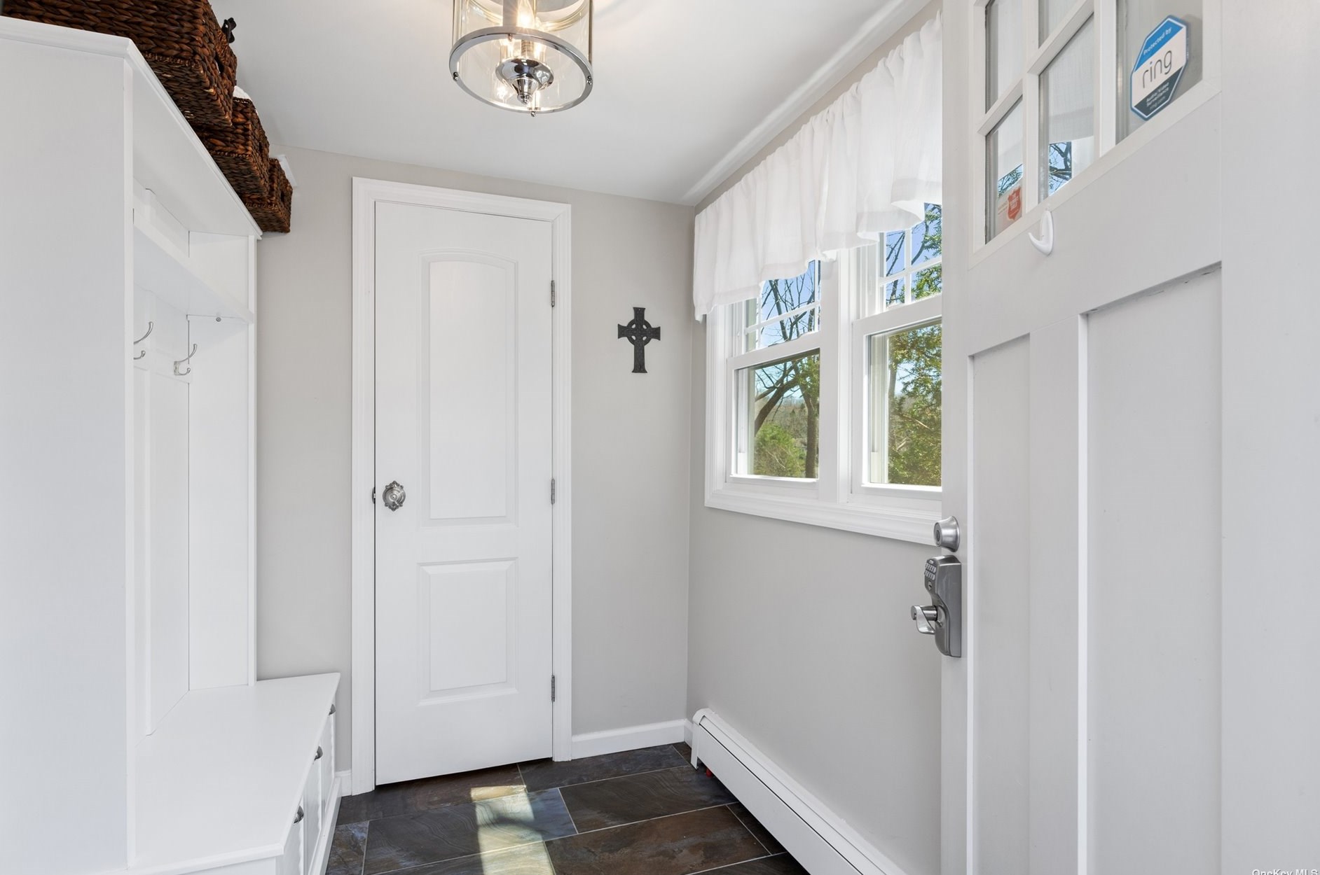 290 Woodbury Rd, Woodbury NY  11797-1201 exterior