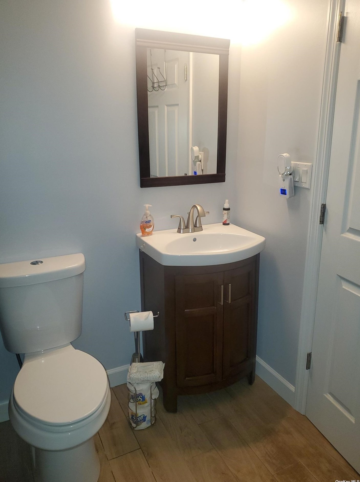 8 Ashwood Dr, Smith Point NY 11967-3904 exterior