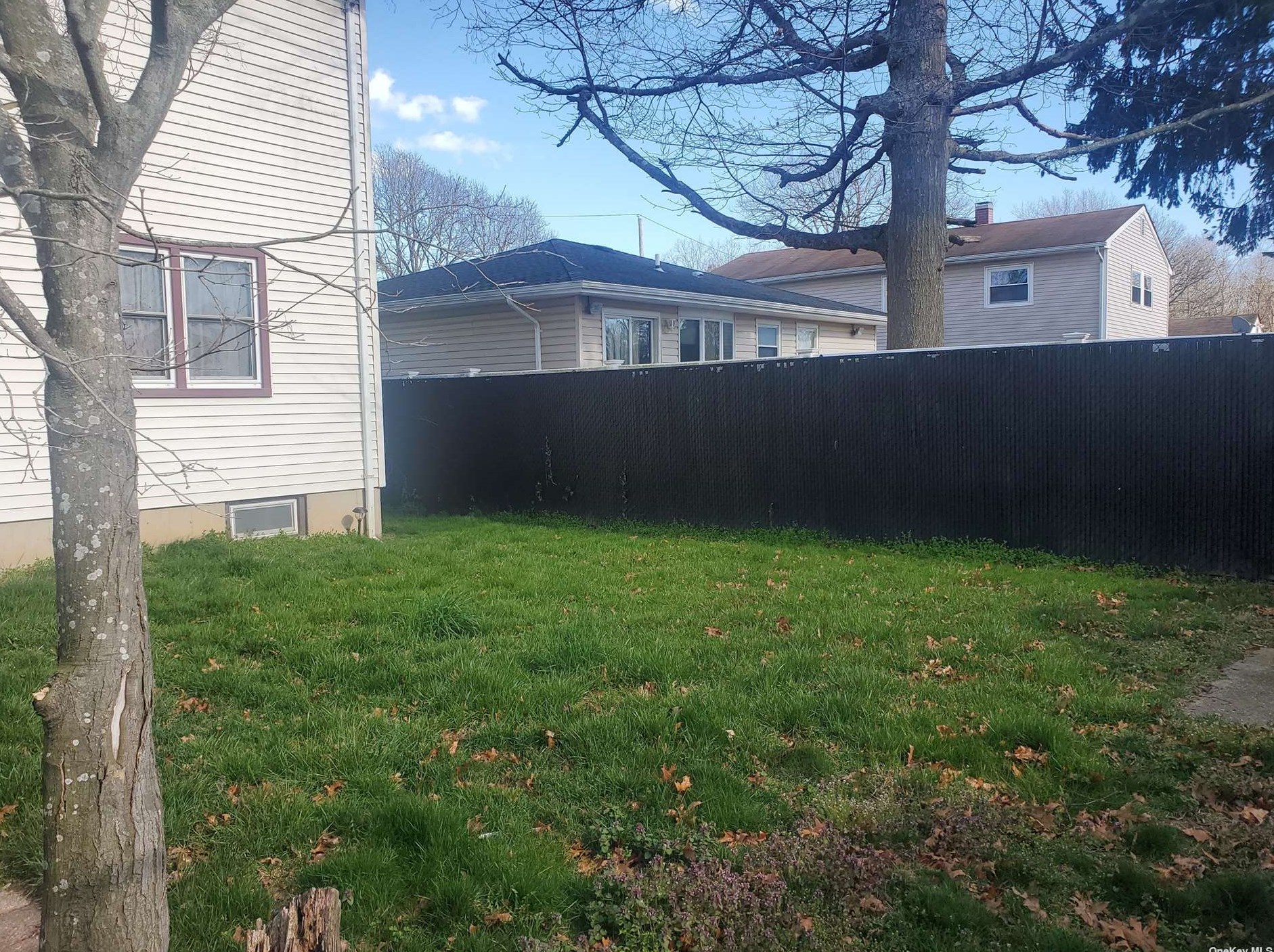 8 Ashwood Dr, Smith Point NY 11967-3904 exterior