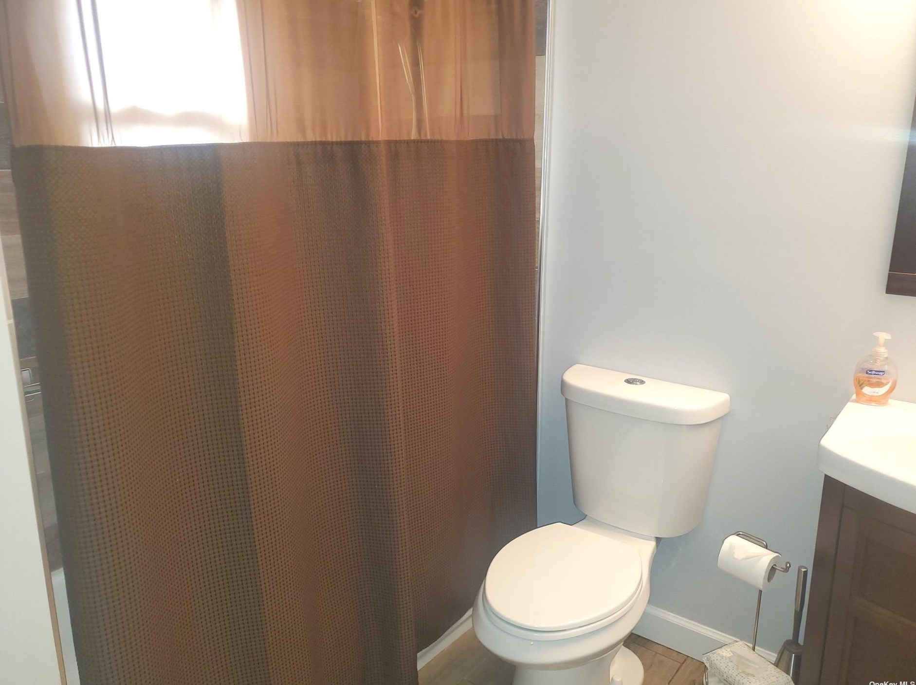 8 Ashwood Dr, Smith Point NY 11967-3904 exterior