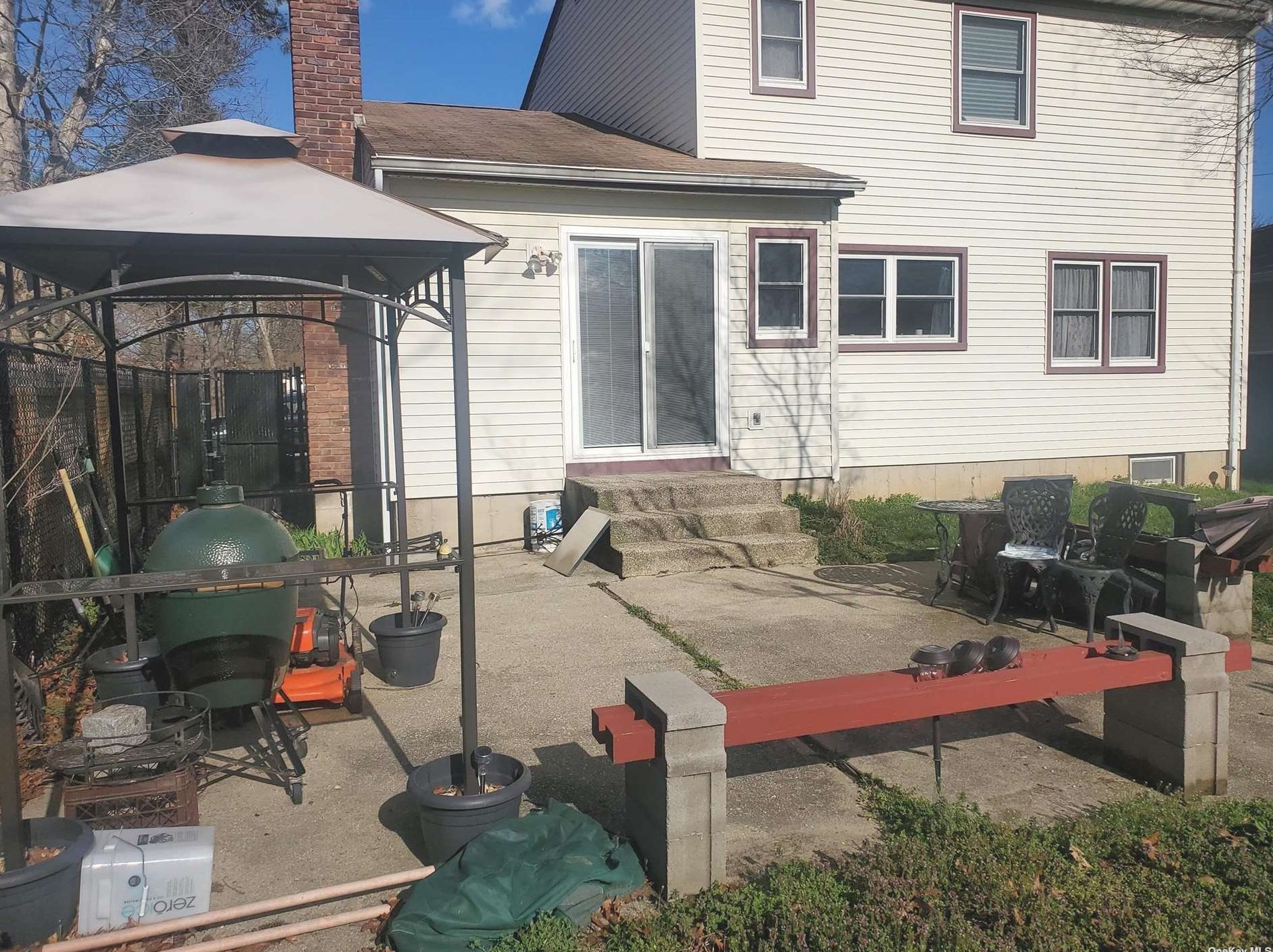 8 Ashwood Dr, Smith Point NY 11967-3904 exterior