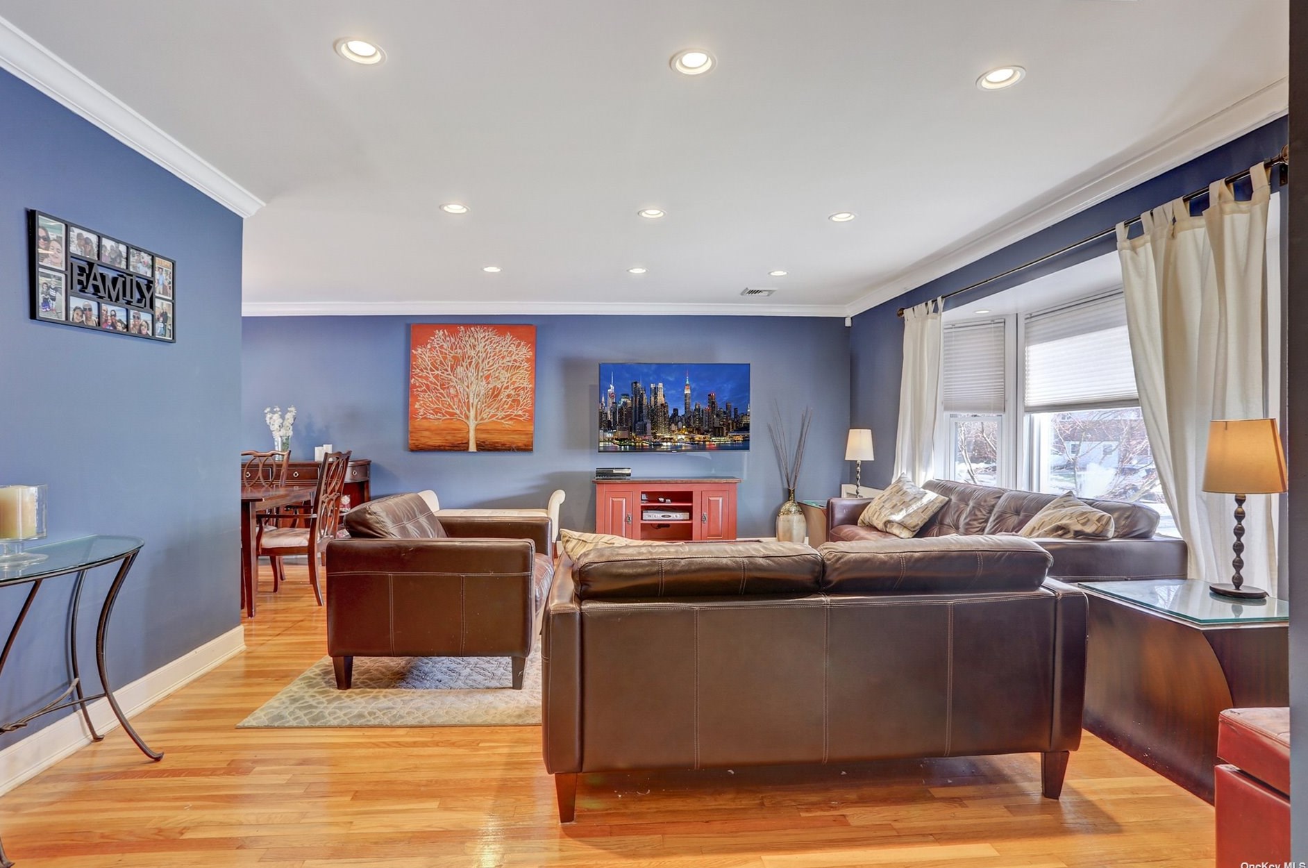26 Center Dr, Syosset NY  11791-6112 exterior