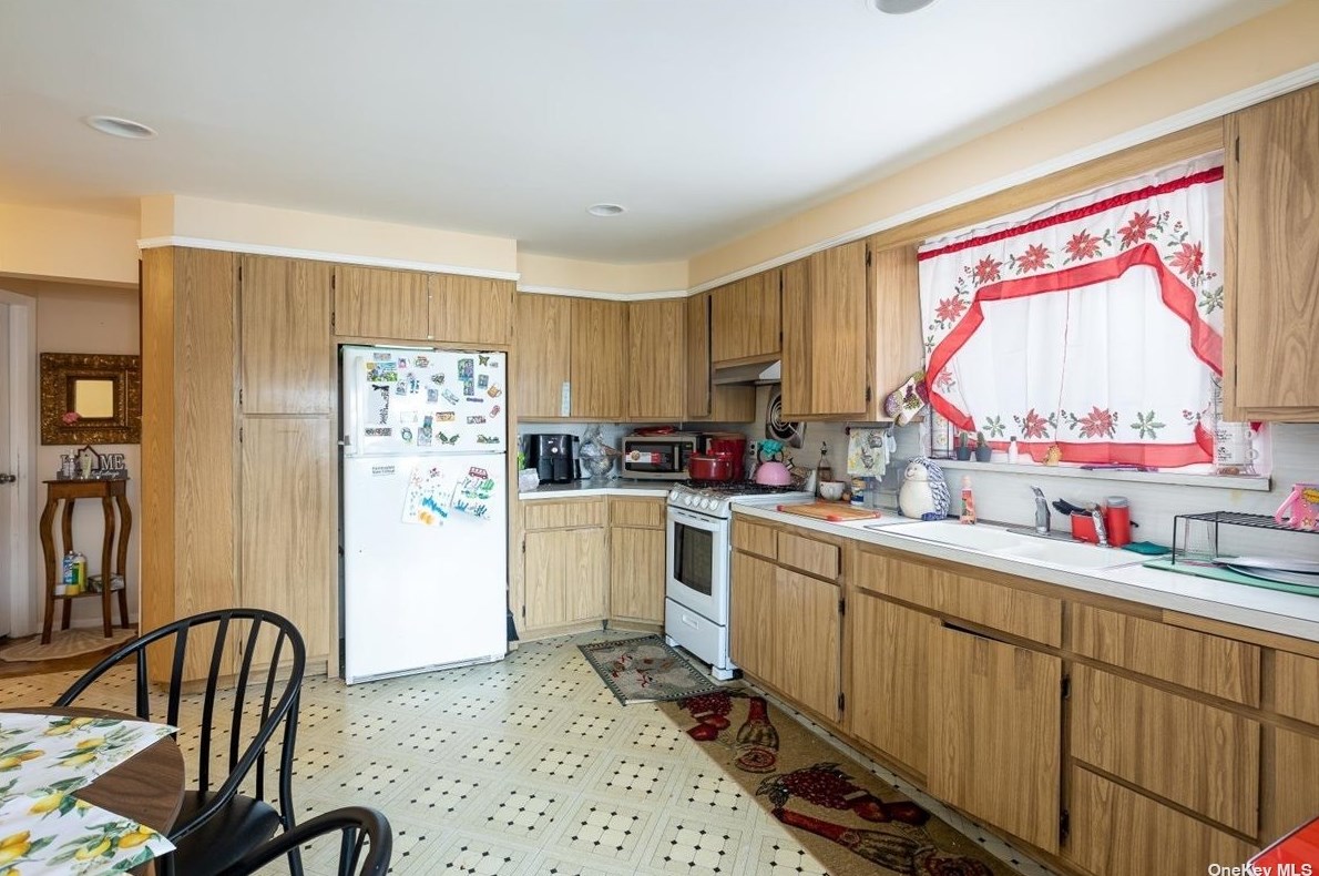 366 Hamilton Ave, Hewlett NY  11557-1130 exterior