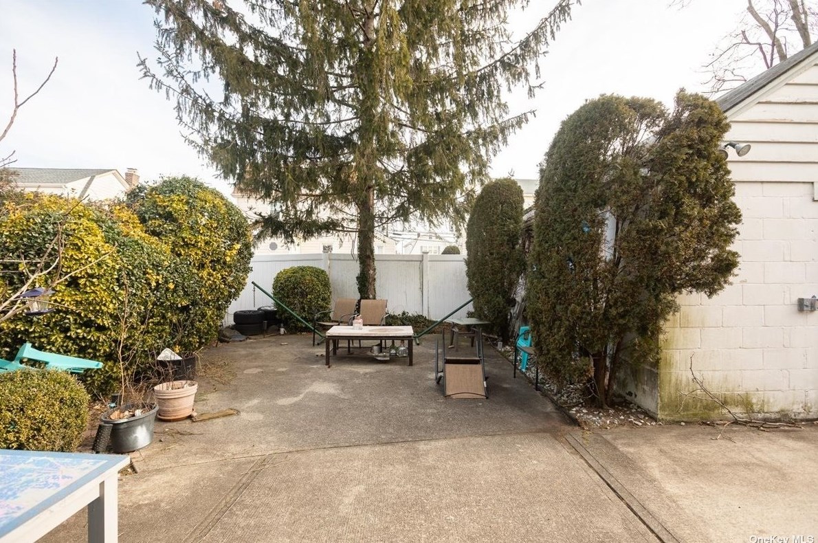 366 Hamilton Ave, Hewlett NY  11557-1130 exterior