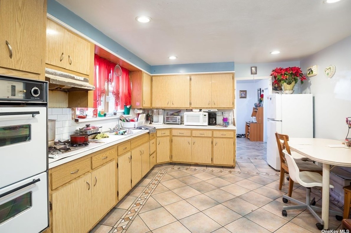 366 Hamilton Ave, Hewlett NY  11557-1130 exterior