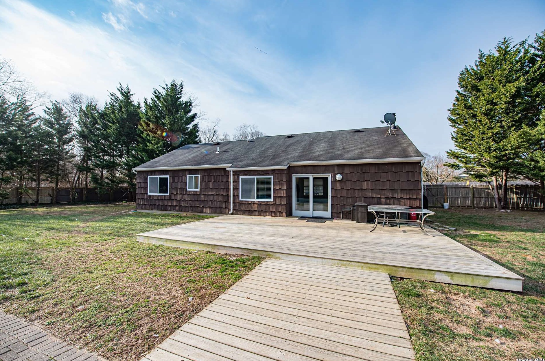 1218 Redleaf Ct, Northampton NY  11901-5221 exterior