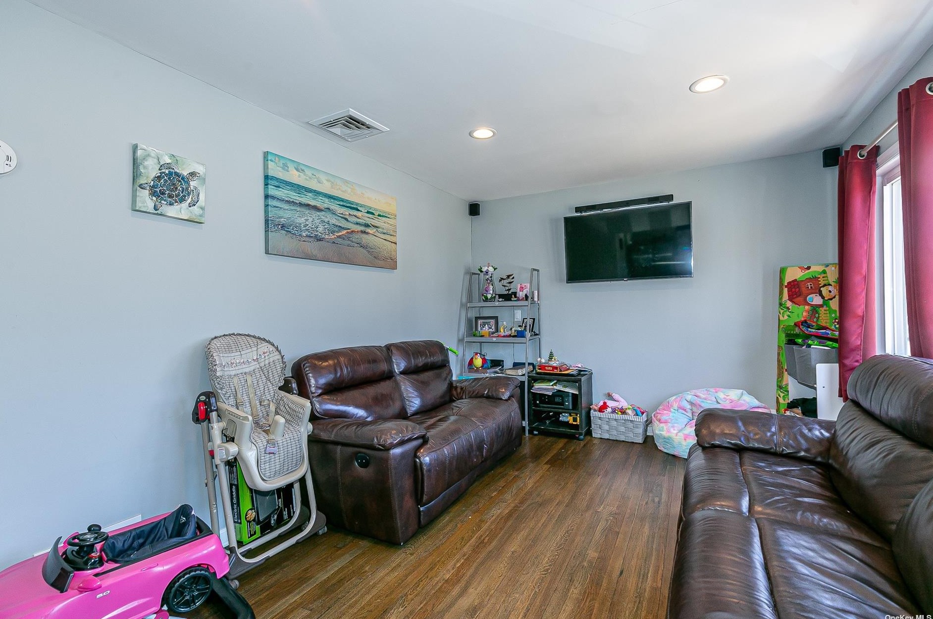 156 President St, Hempstead NY  11550-4725 exterior